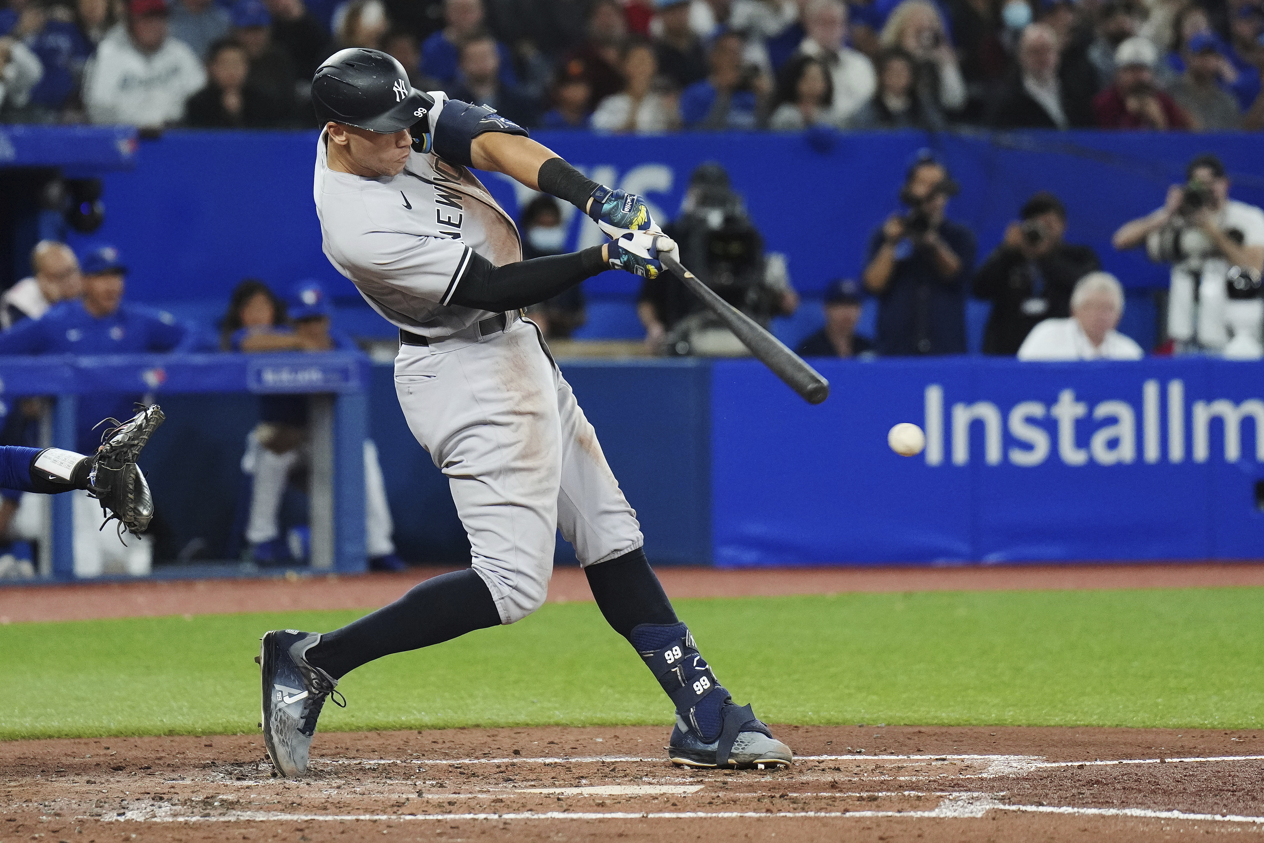 Yankees slugger Aaron Judge hits 61st home run, tying Roger Maris' AL  record - MarketWatch