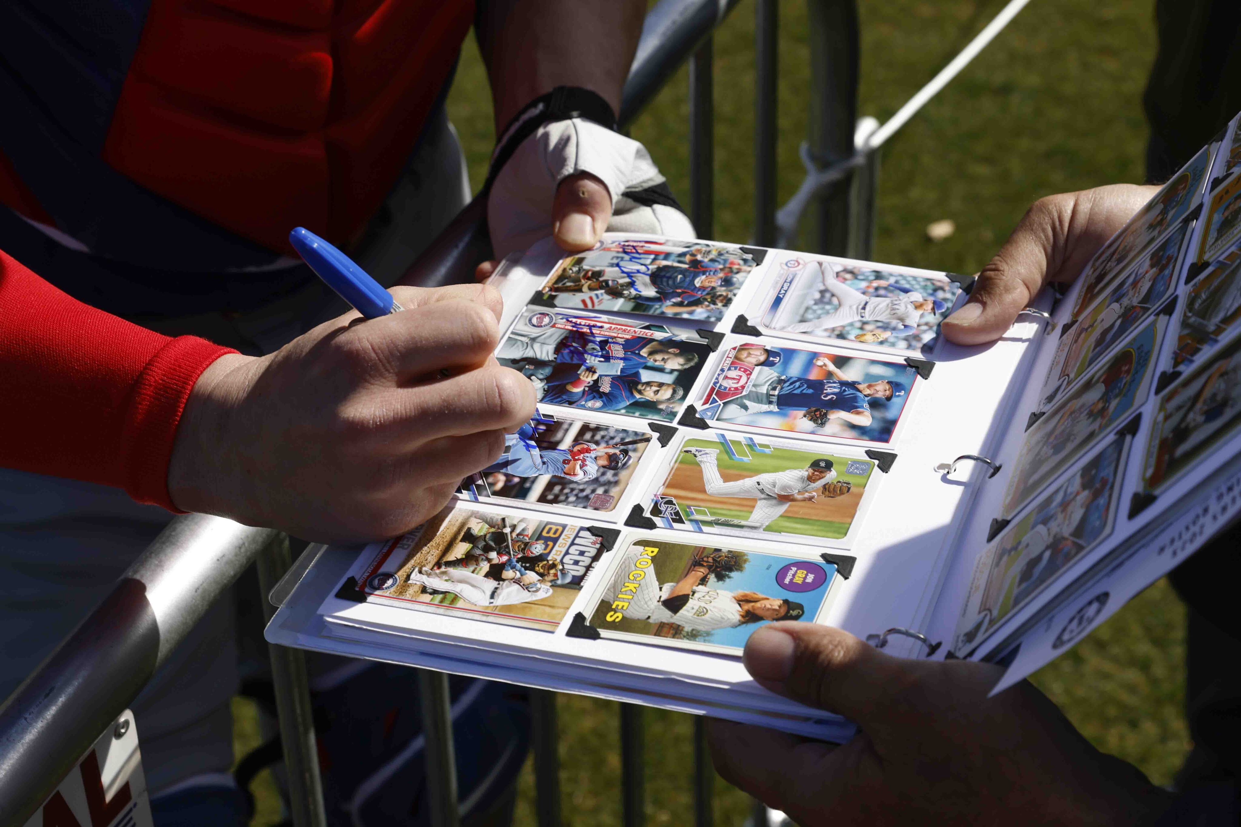 Photos: Pitching legends collide! Rangers pitcher Jacob deGrom talks it up  with Greg Maddux