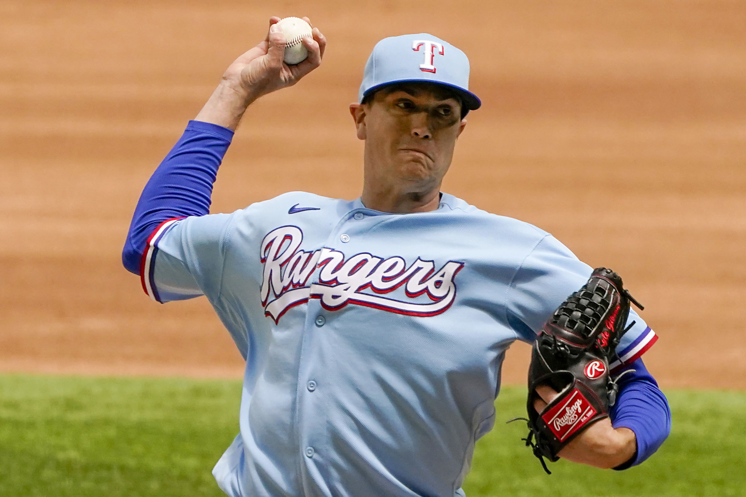 Texas Rangers starting pitcher Kyle Gibson (44) pitches against