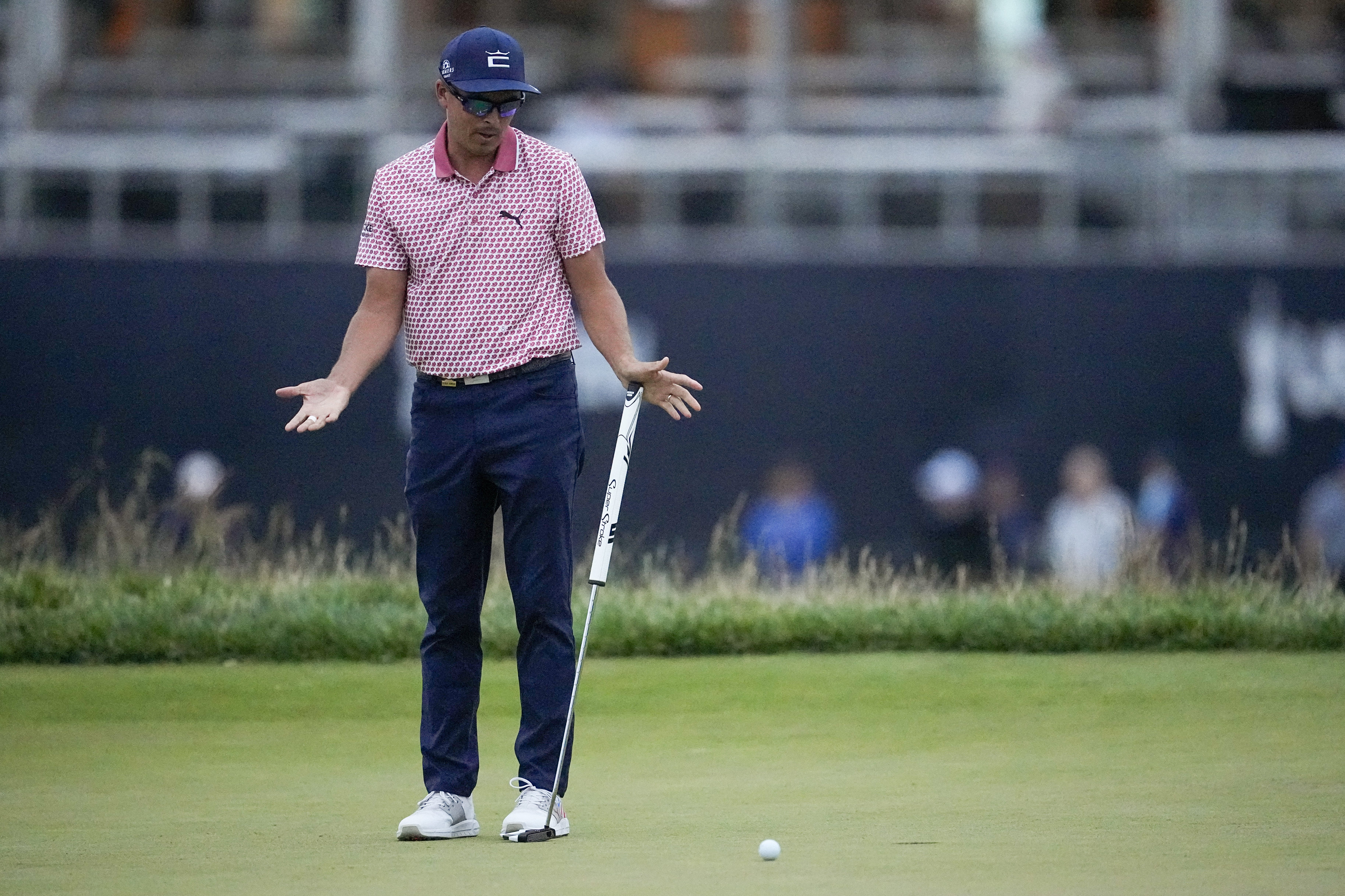 Fowler stays in lead at US Open, while Bennett keeps steady with