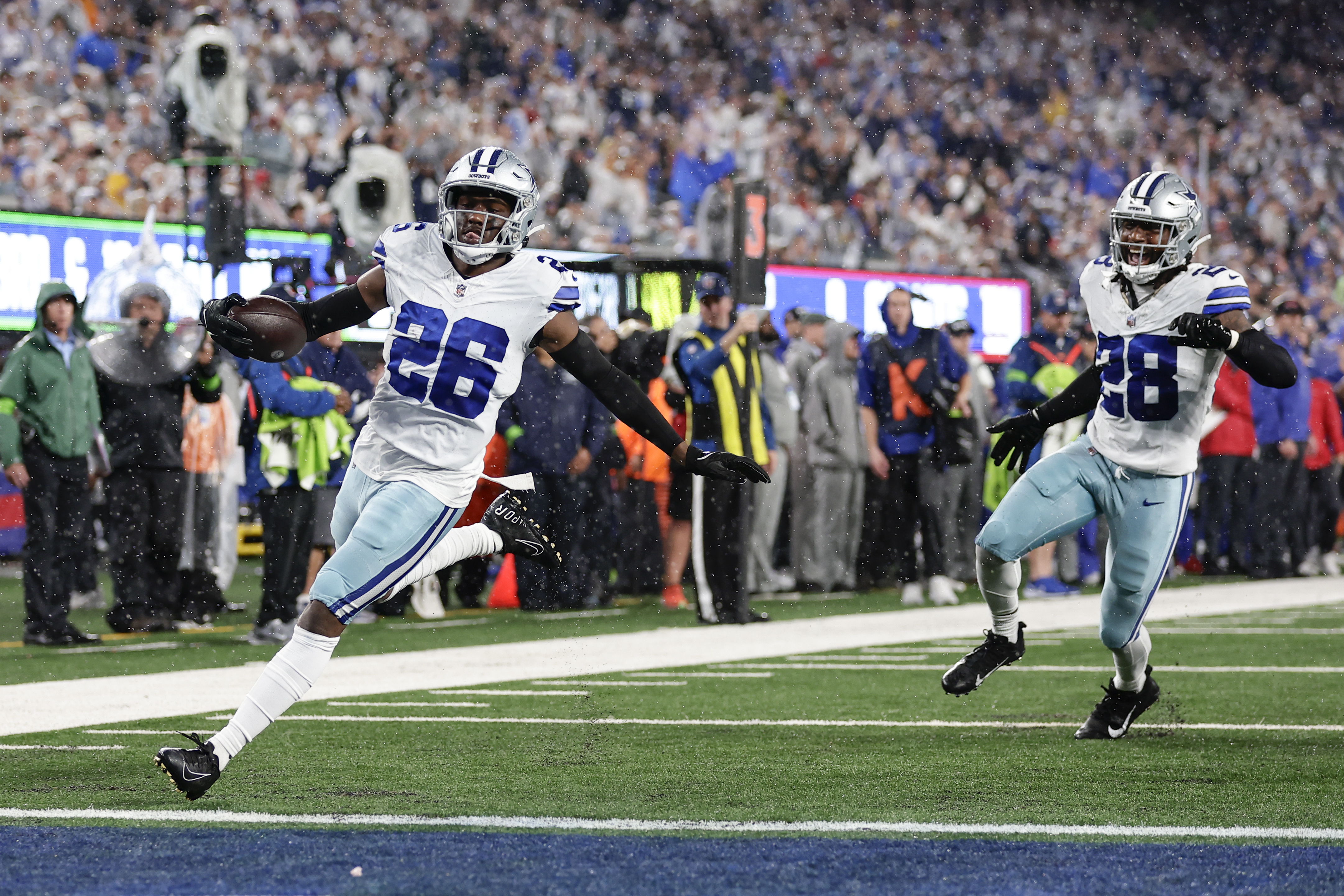 Watch: DaRon Bland comes down with INT, scores big TD for Cowboys