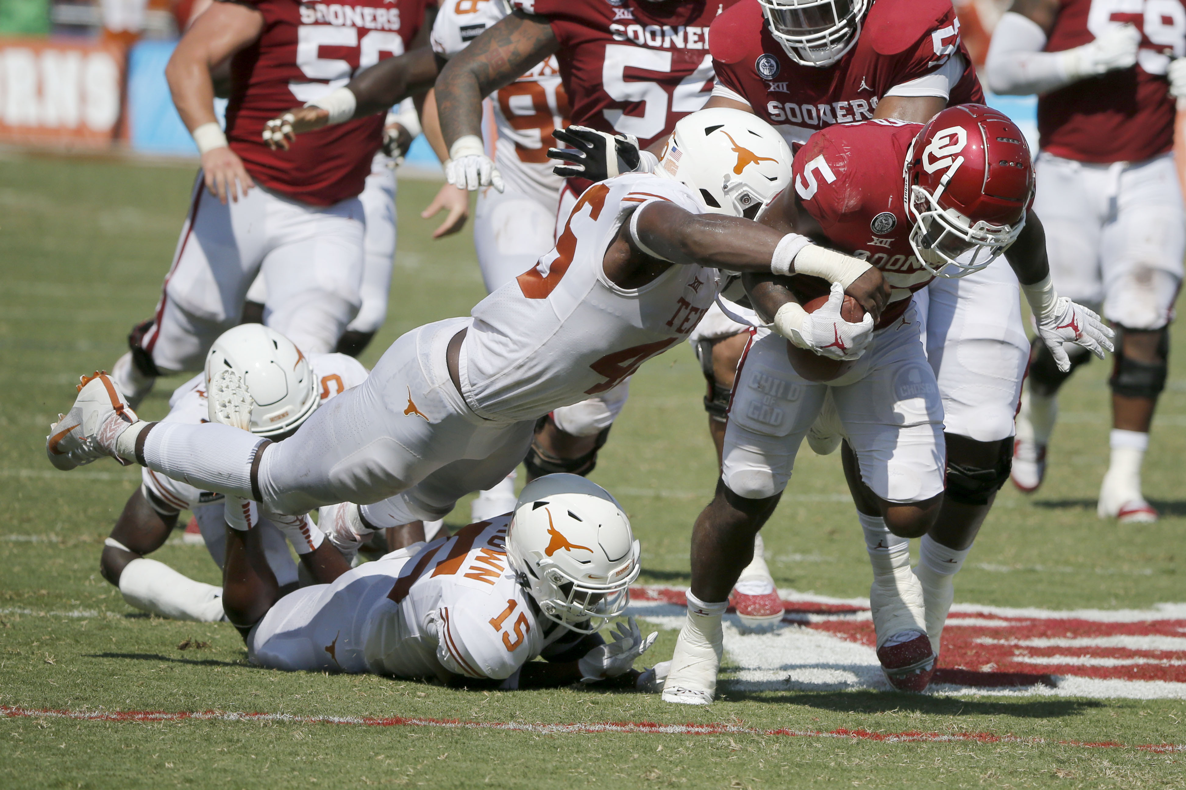 Alabama's Mac Jones and DeVonta Smith named Heisman finalists