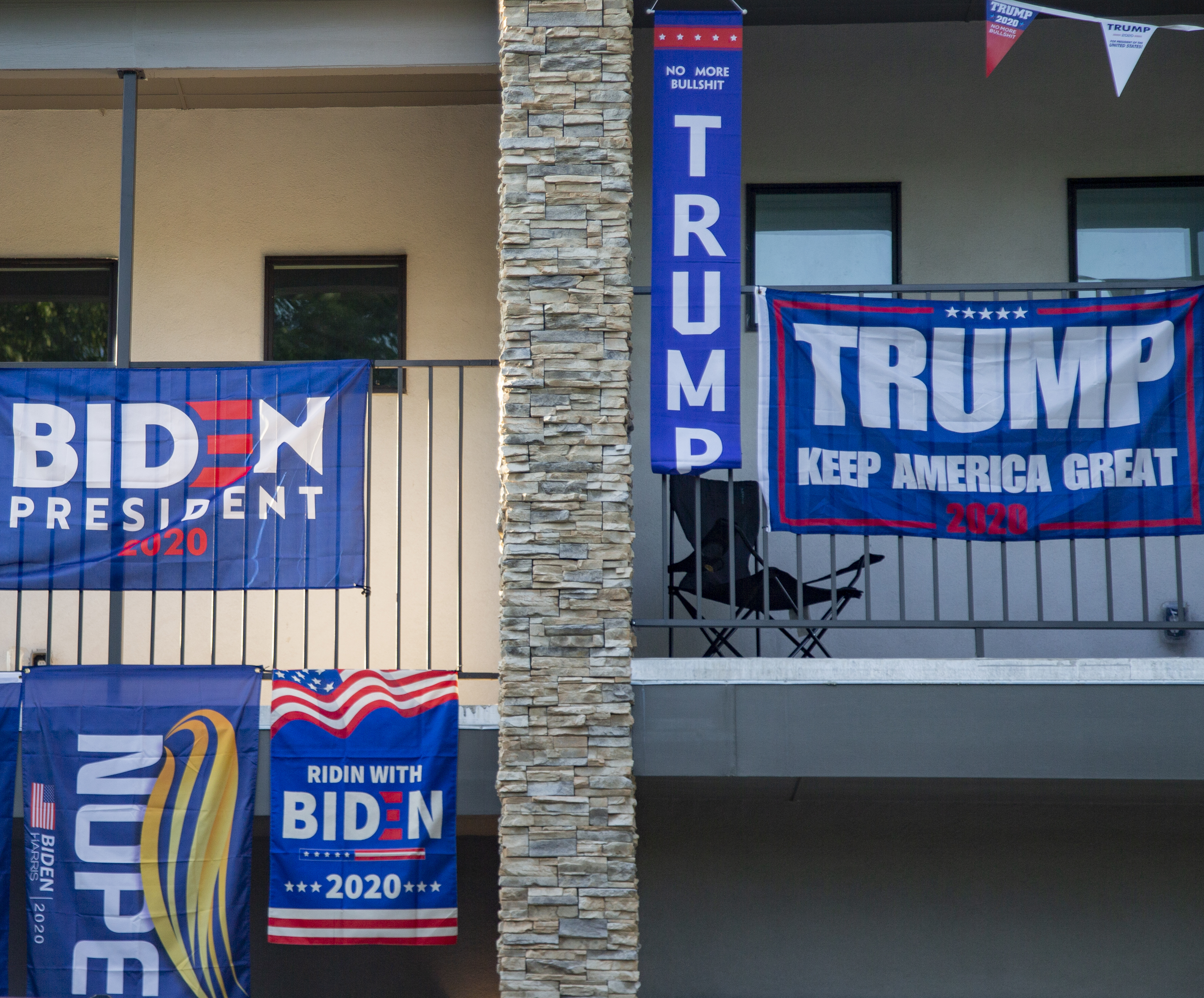 ...Campaign.. 2  Yard Signs Trump 2020...Keep America Great 4 Decals 
