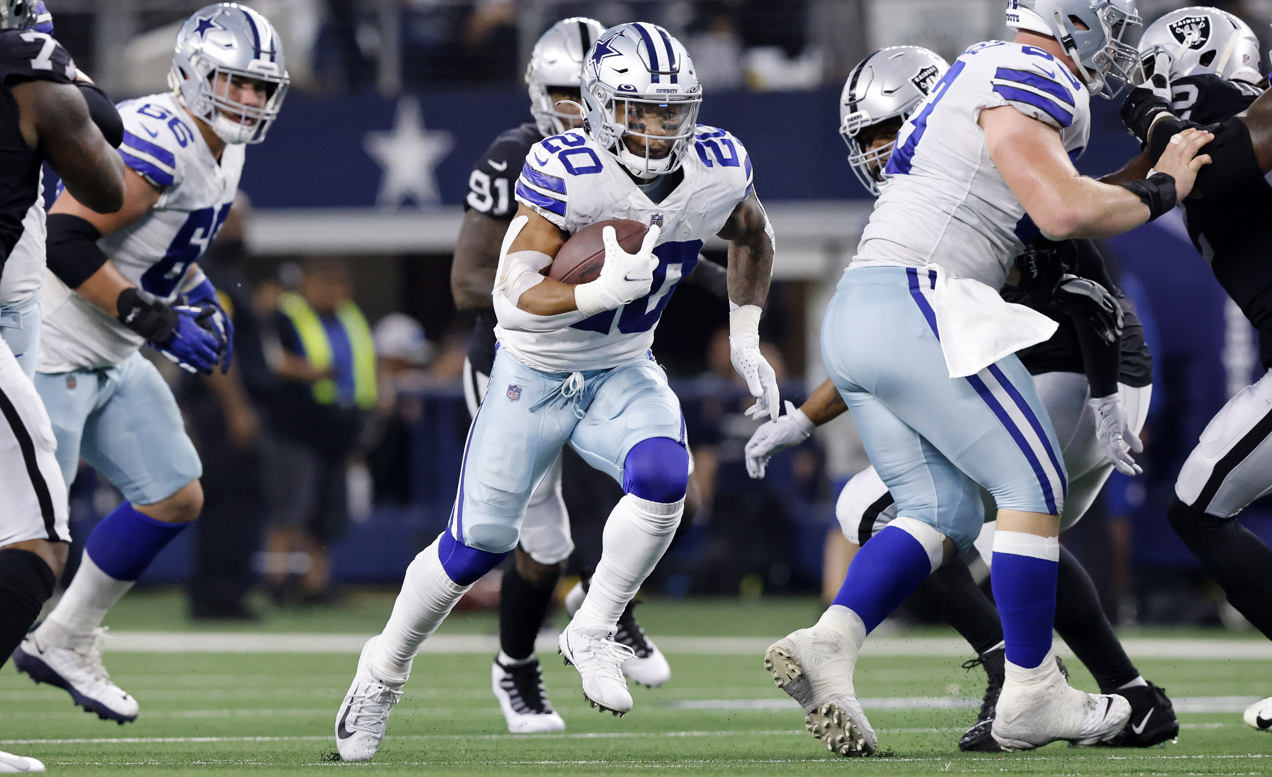 Arlington, Texas, USA. 29th Dec, 2019. Dallas Cowboys running back Tony  Pollard (20) tries to pull down a high pass during an NFL football game  between the Washington Redskins and Dallas Cowboys