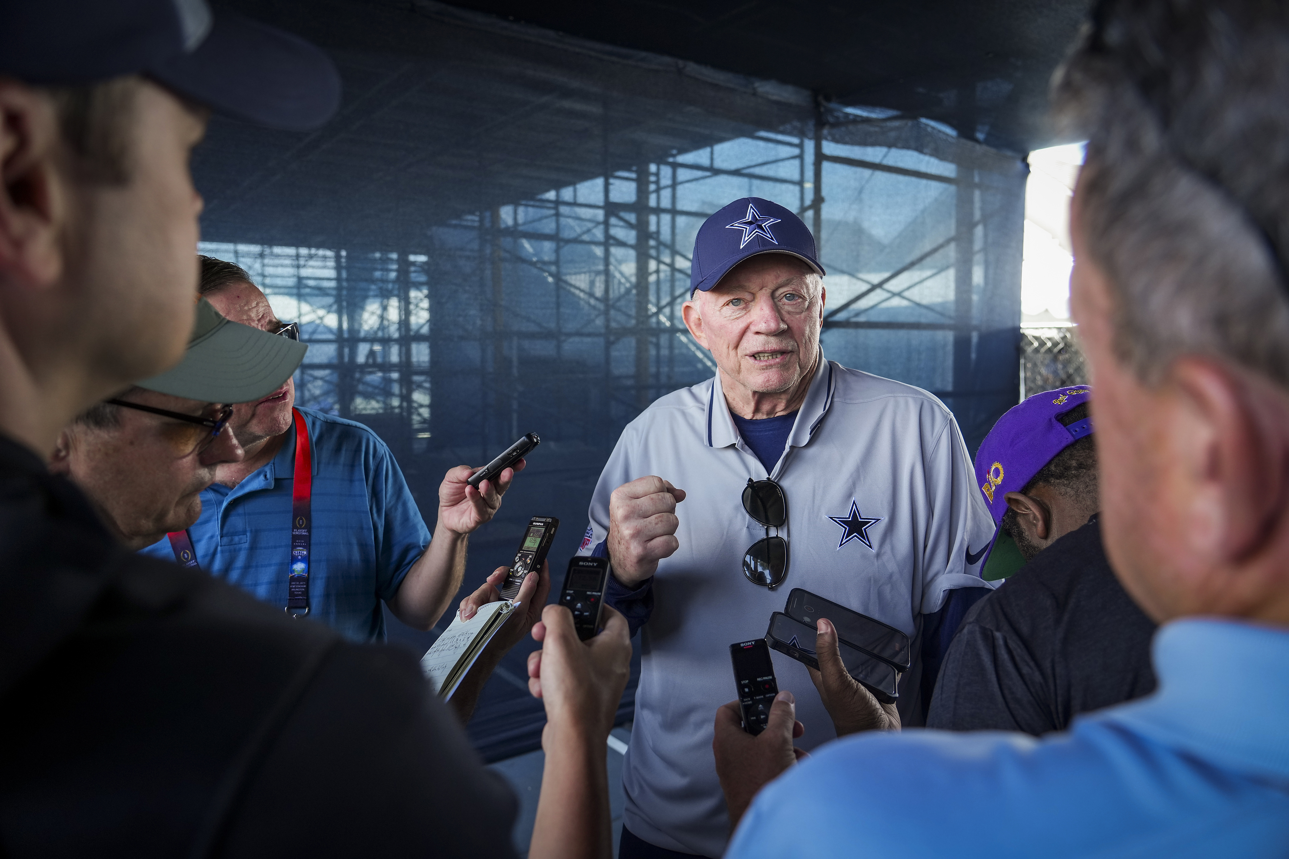 Watch: Cowboys Hall of Famers present Jerry Jones with portrait of