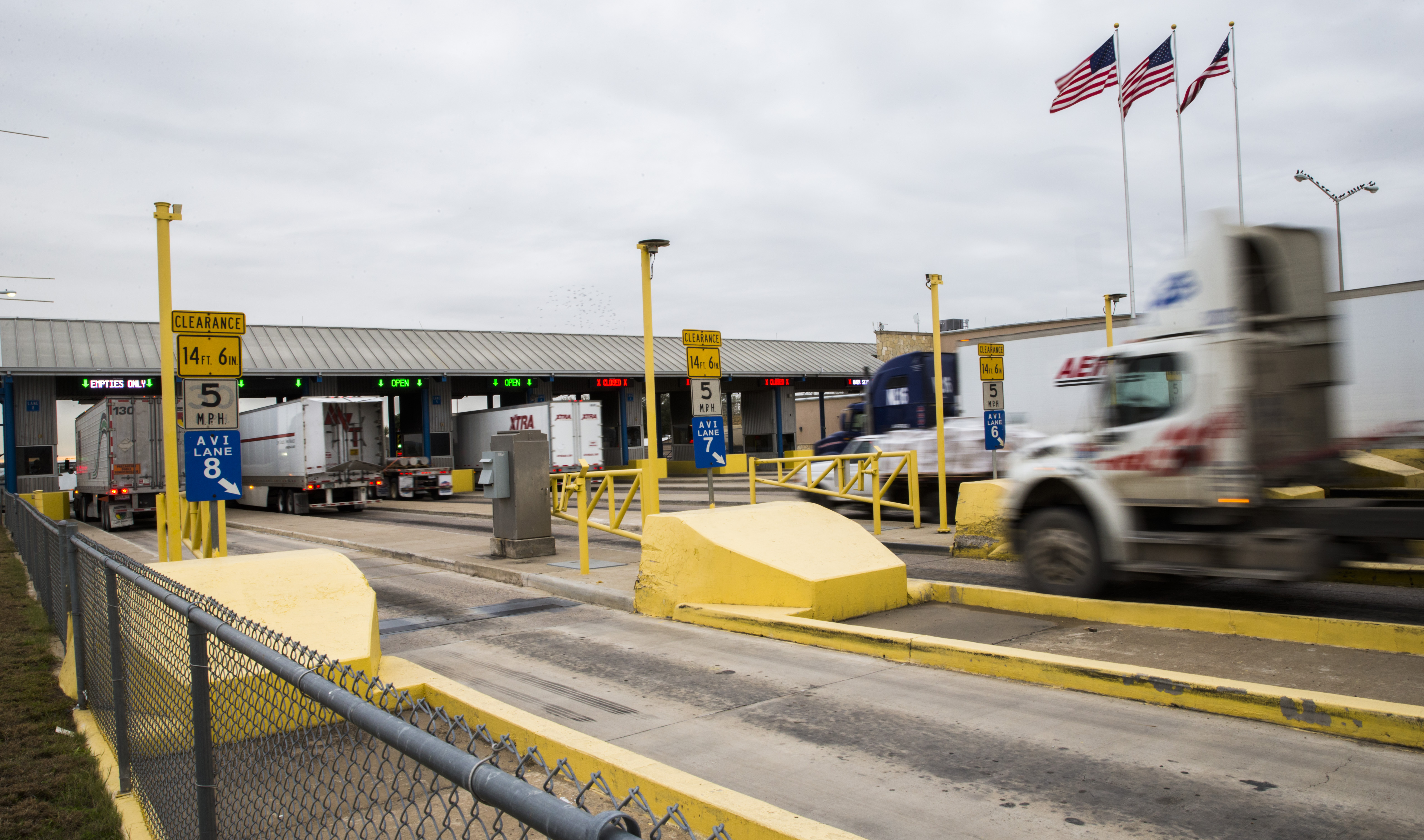 Business leaders worry Abbott's new border policy will hit Texas in the  pocketbook