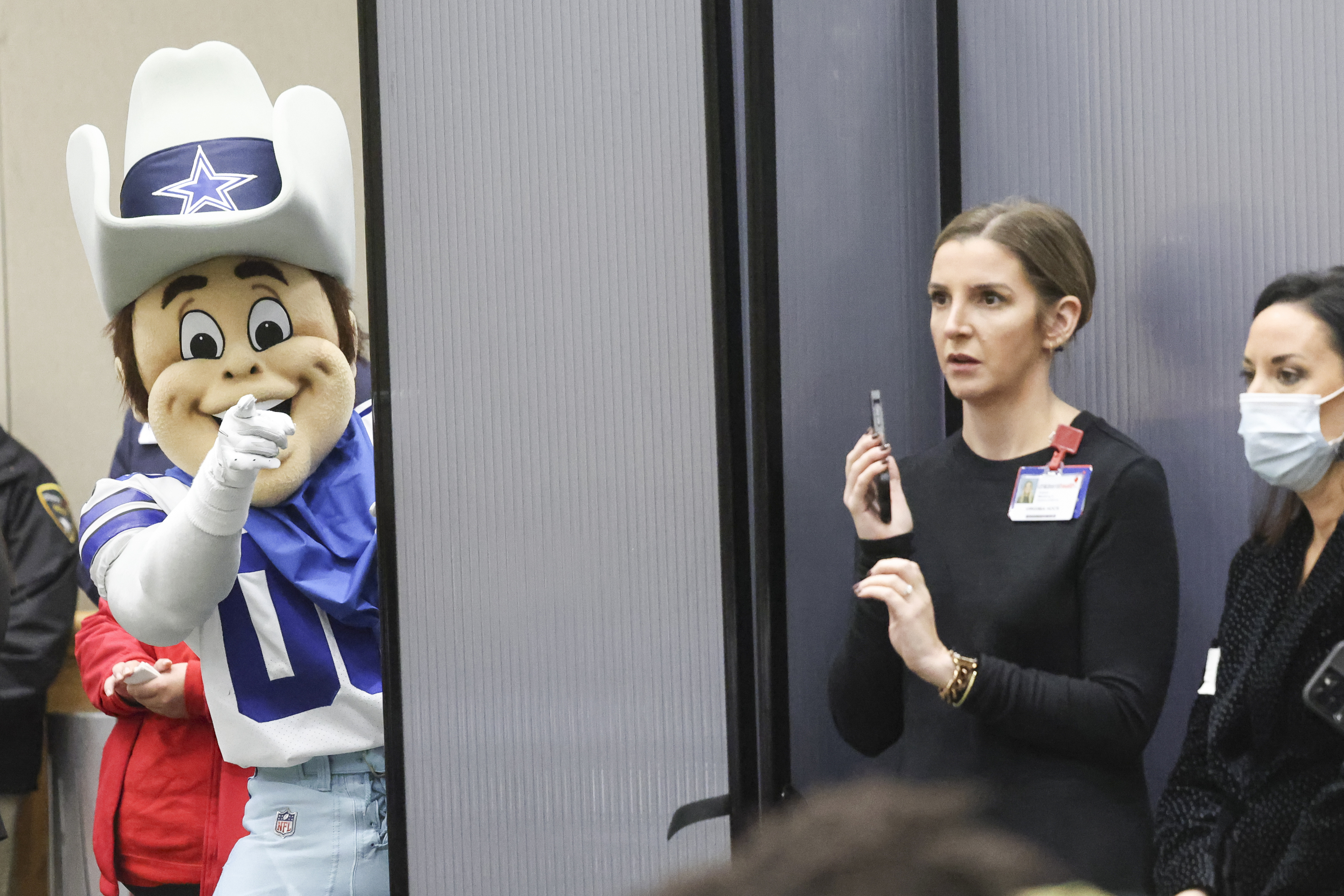 Dallas Morning News: Cowboys players rekindle holiday tradition, visit  local children's hospitals