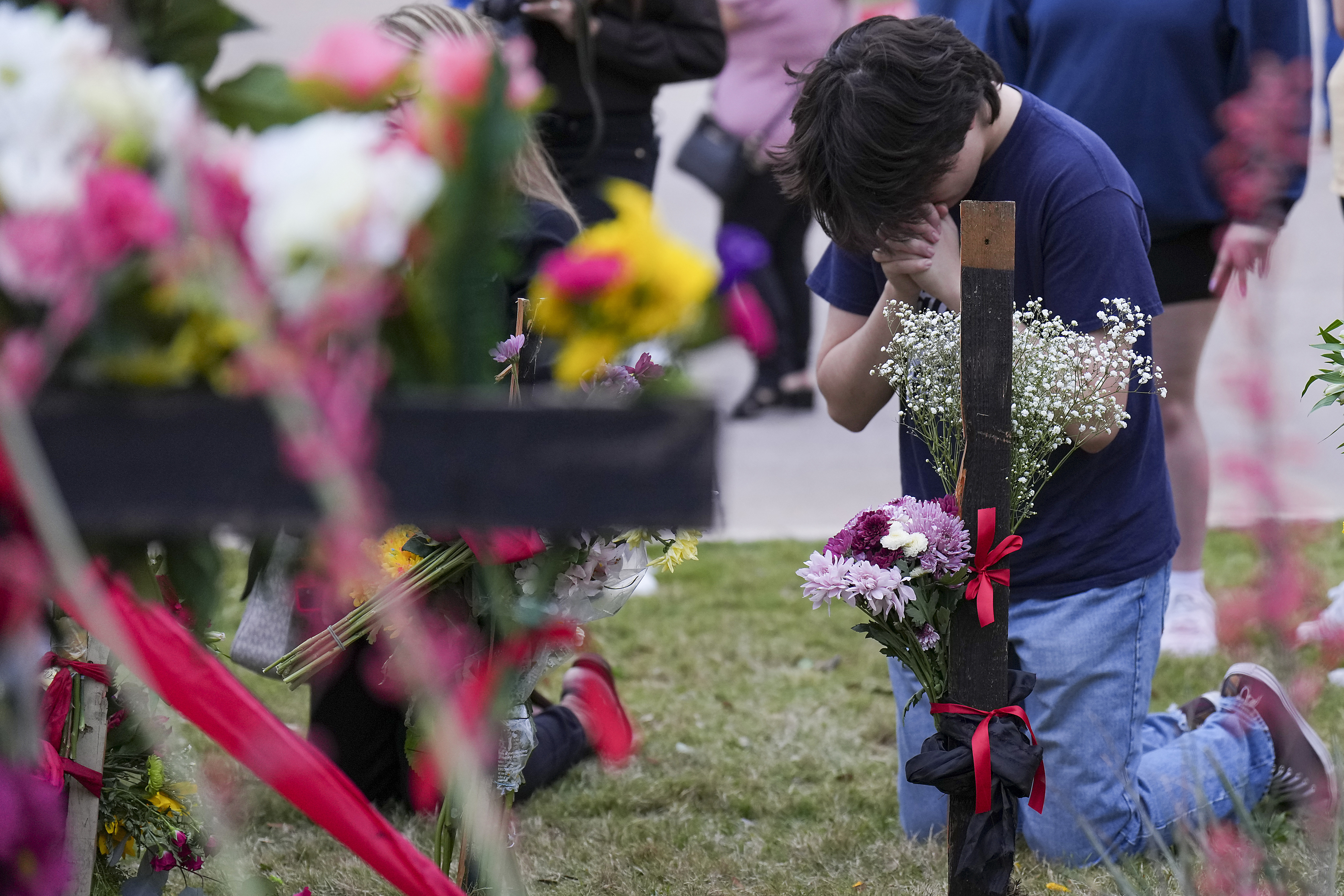 Dallas Cowboys pay tribute to Allen mall shooting victims with