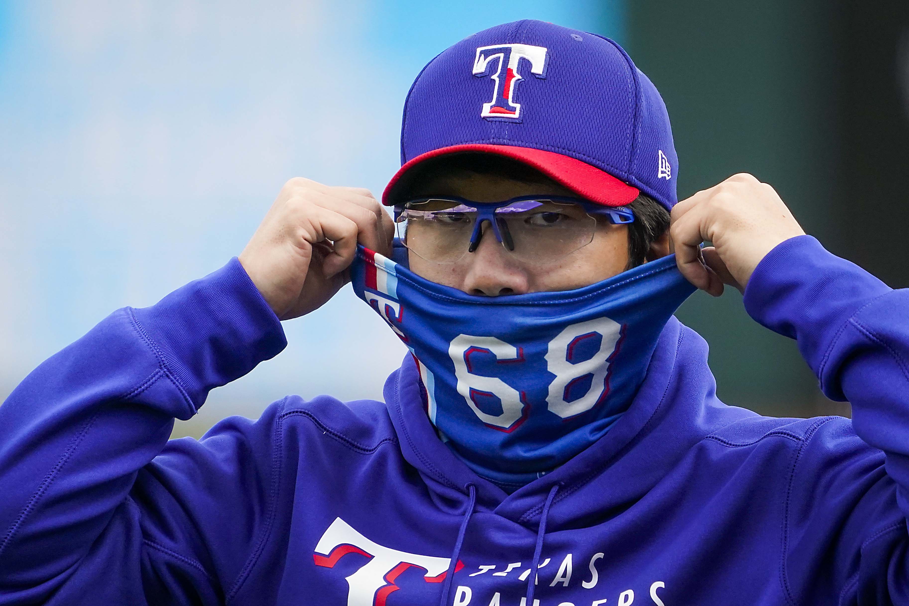 Hyeon-Jong Yang makes Rangers Spring Training debut