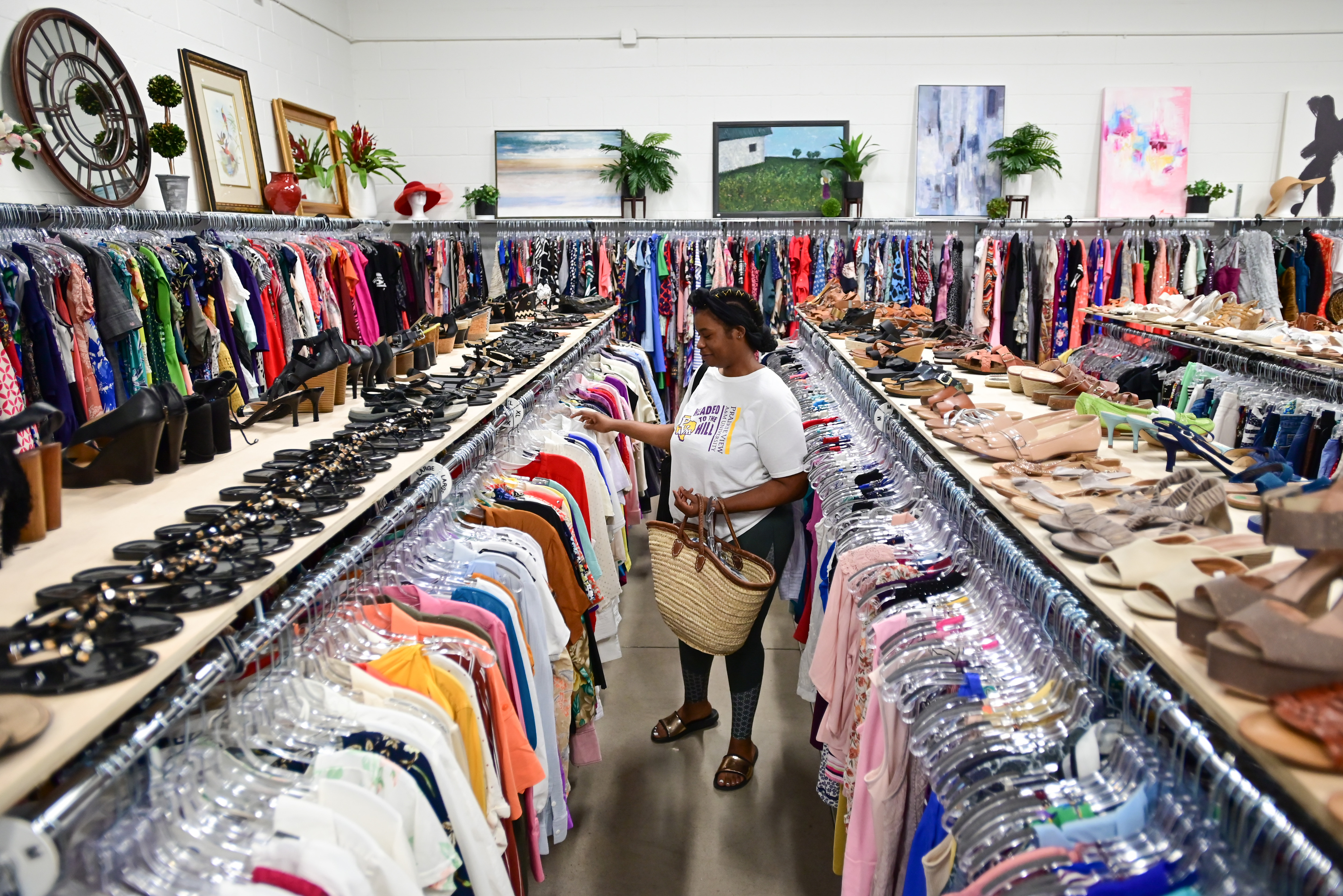 Tienda de ropa de refugio de mujeres Genesis en sur de Dallas es puente con  la comunidad