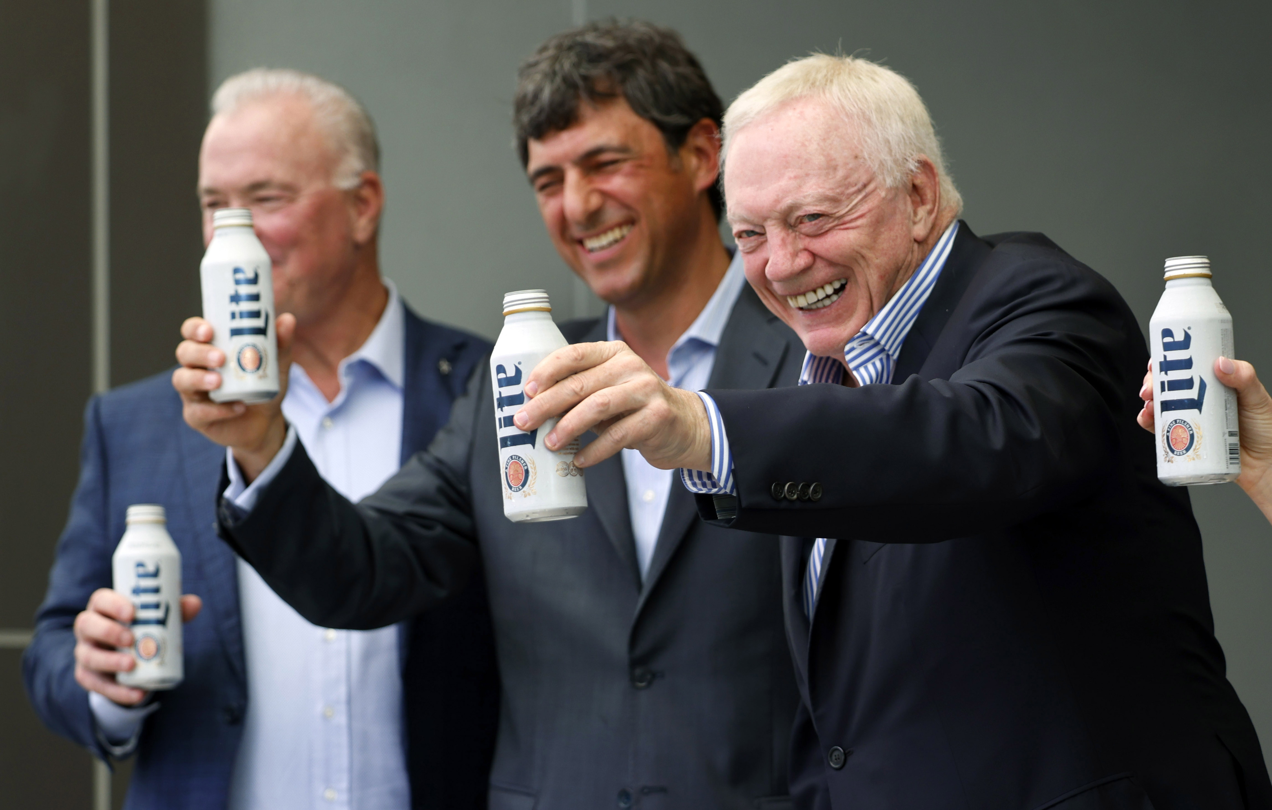 How Dallas Cowboys owner Jerry Jones turned a money-losing team into a $10  billion empire