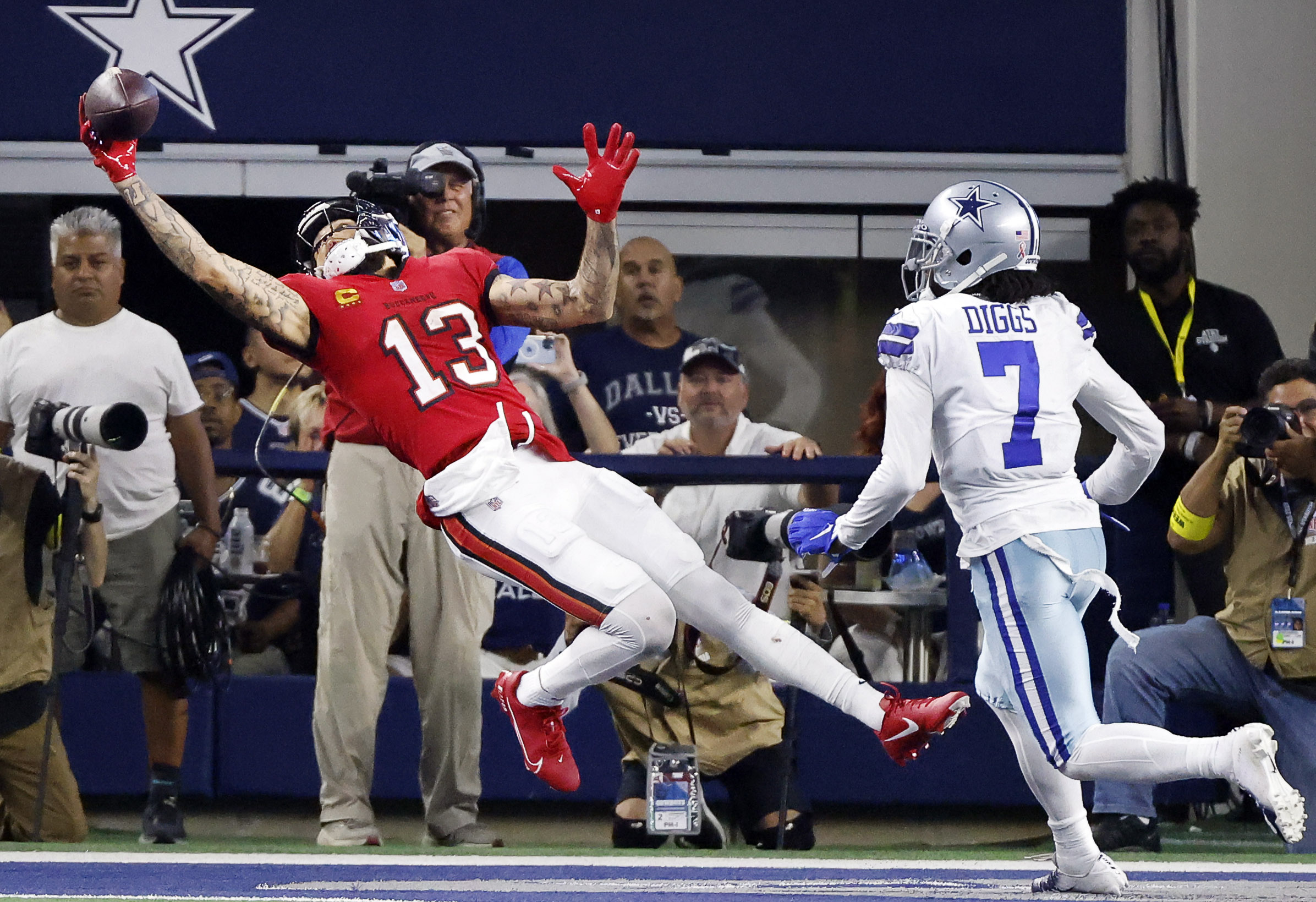 Mike Evans Makes INCREDIBLE One Hand Catch!