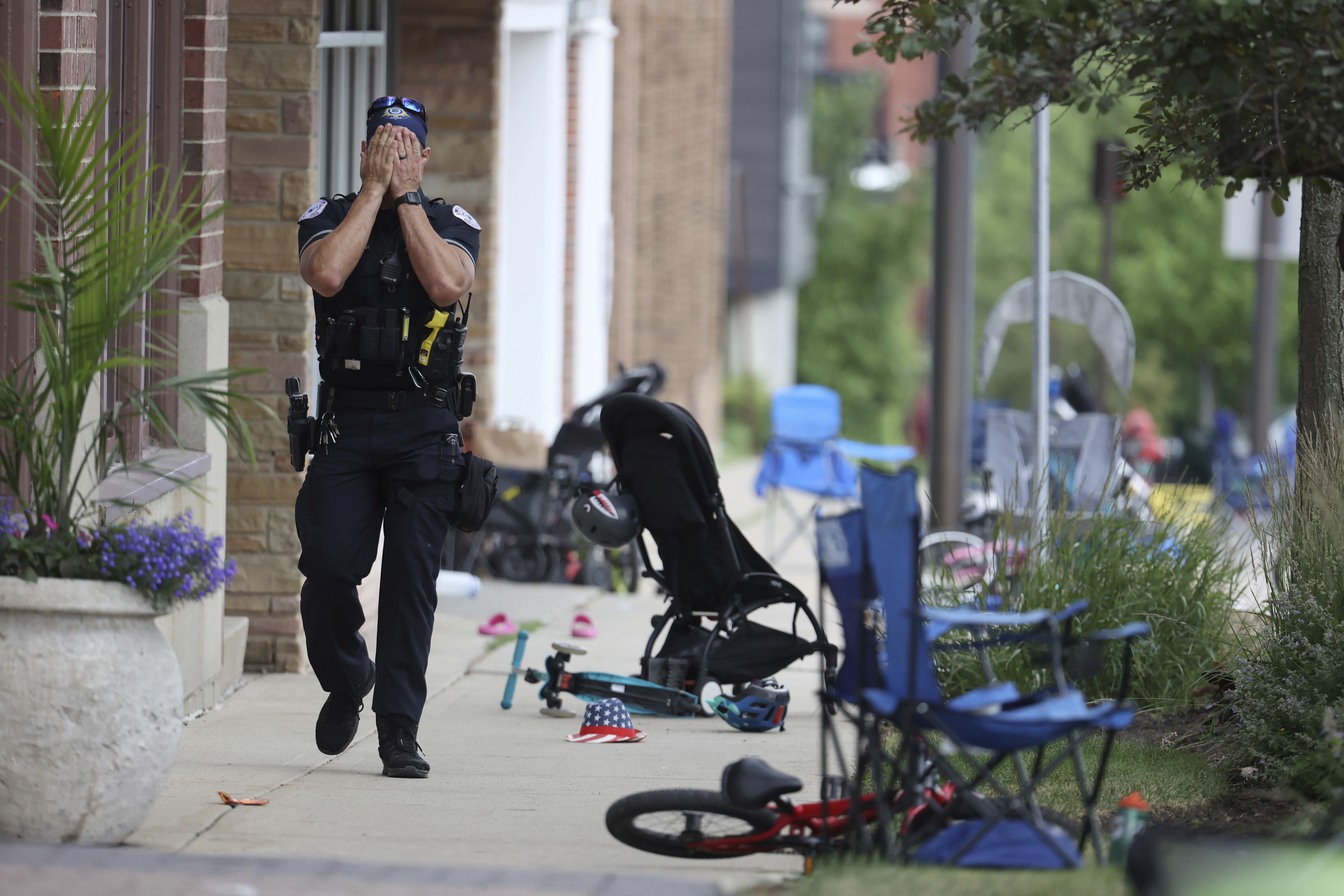 6 dead, 30 wounded in shooting at Chicago-area July 4 parade