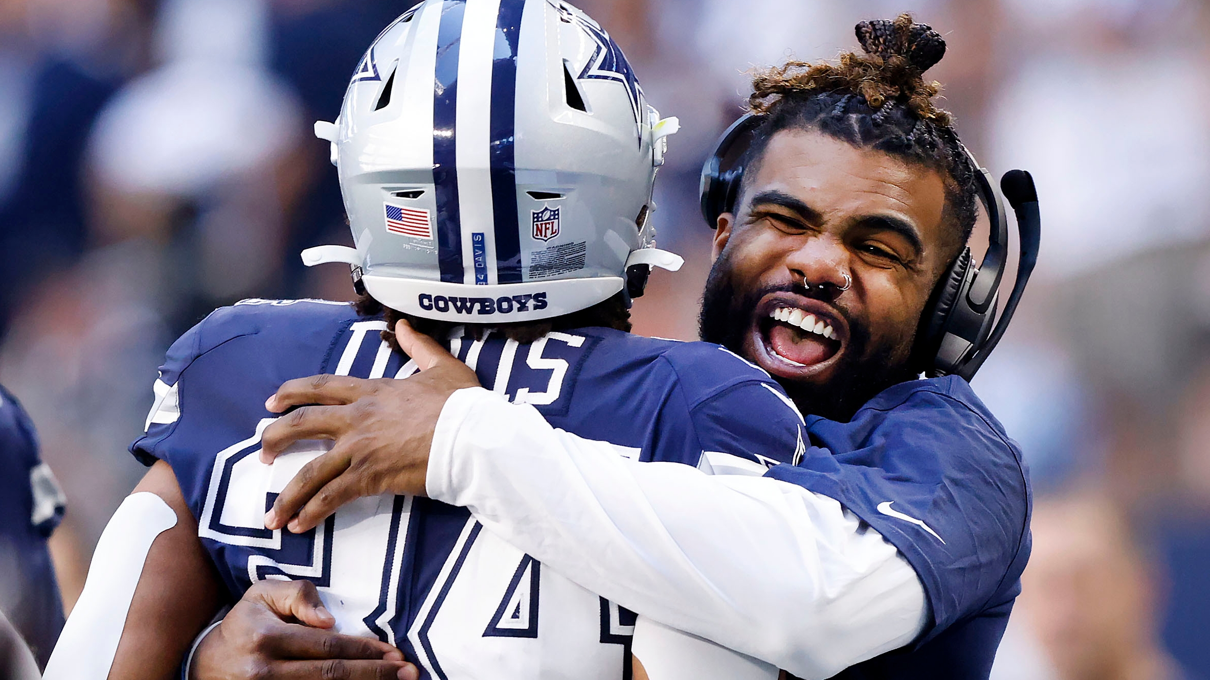 MINNEAPOLIS, MN - NOVEMBER 20: Dallas Cowboys running back Ezekiel Elliott  (21) warms up before during a game between the Minnesota Vikings and Dallas  Cowboys on November 20, 2022, at U.S. Bank