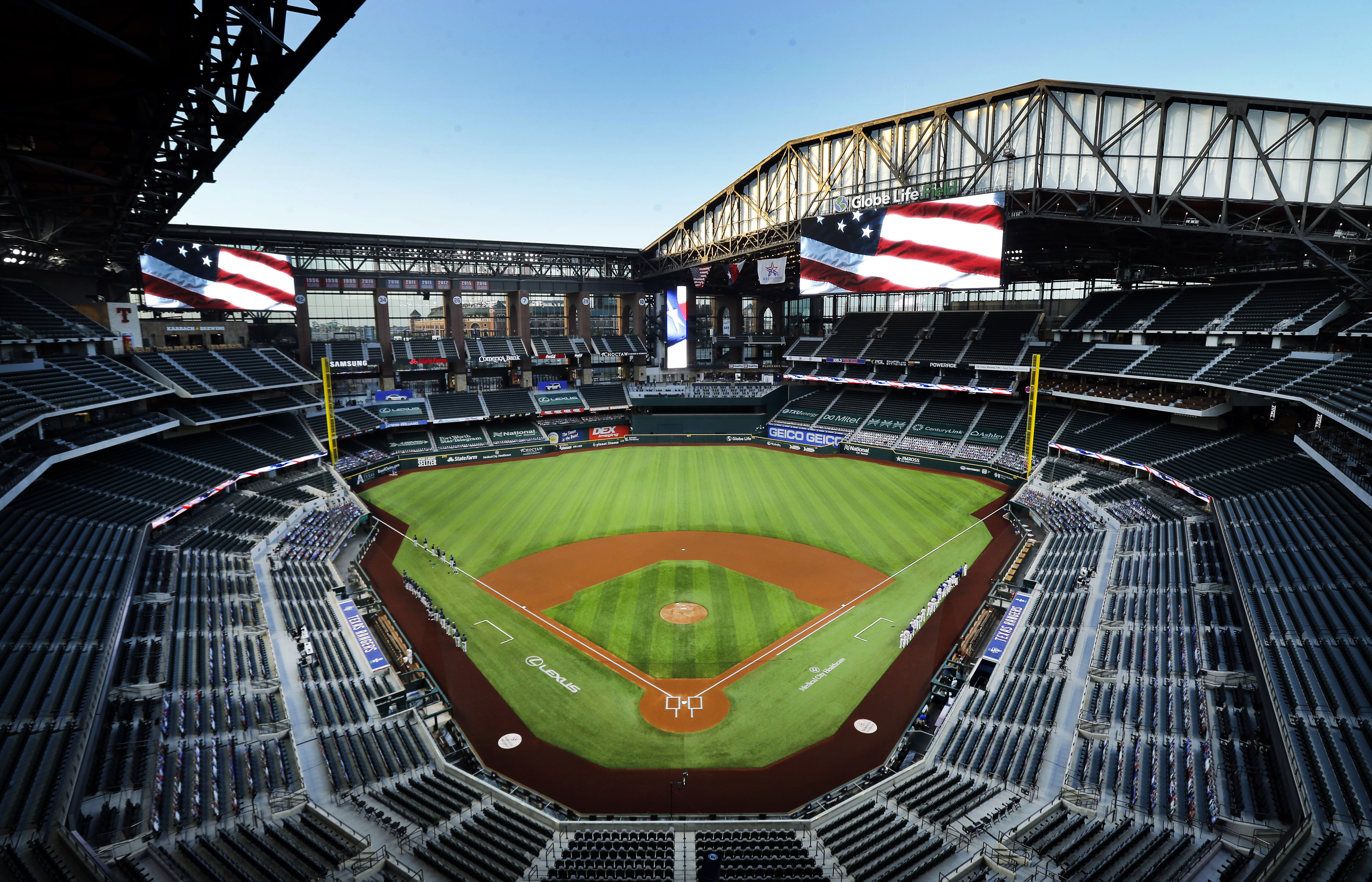 Rangers played with Globe Life Field's roof open and the results