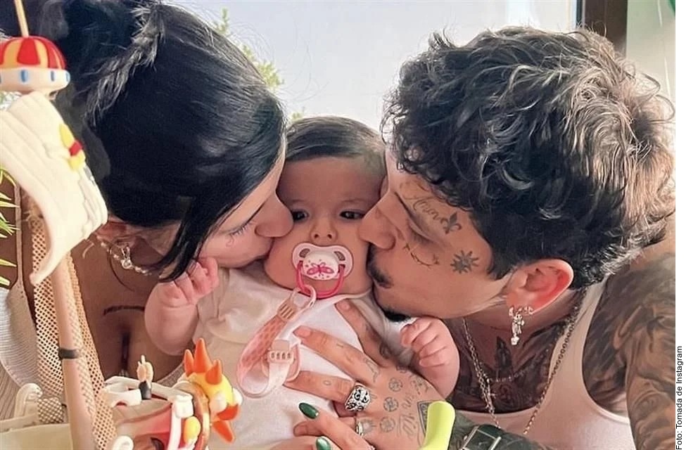 Christian Nodal y Cazzu publican fotos de su hija, Inti