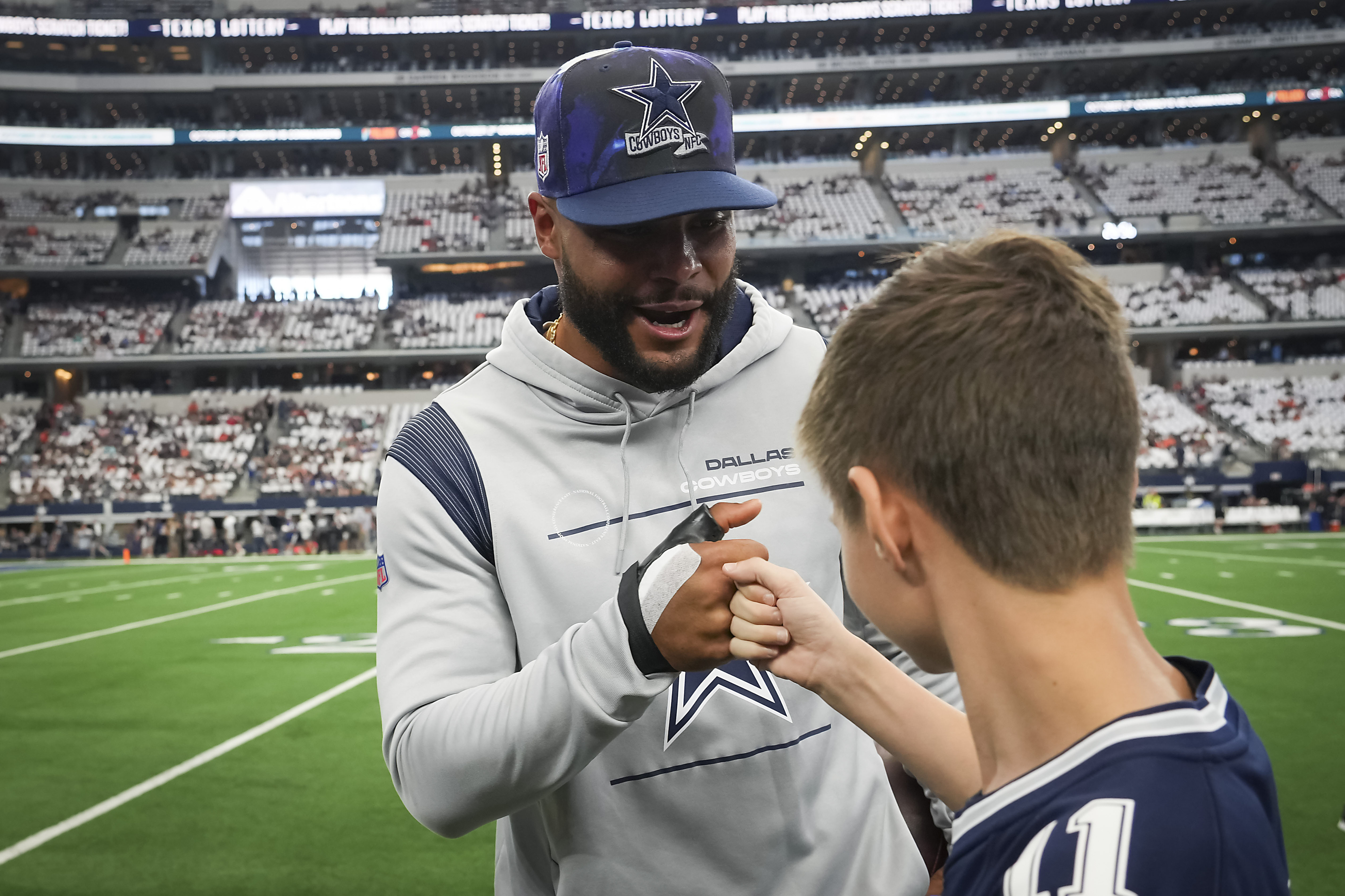 November 13, 2022: Dallas Cowboys quarterback Dak Prescott (4) during the  NFL football game between the Dallas Cowboys and the Green Bay Packers in  Green Bay, Wisconsin. Darren Lee/CSM/Sipa USA(Credit Image: ©