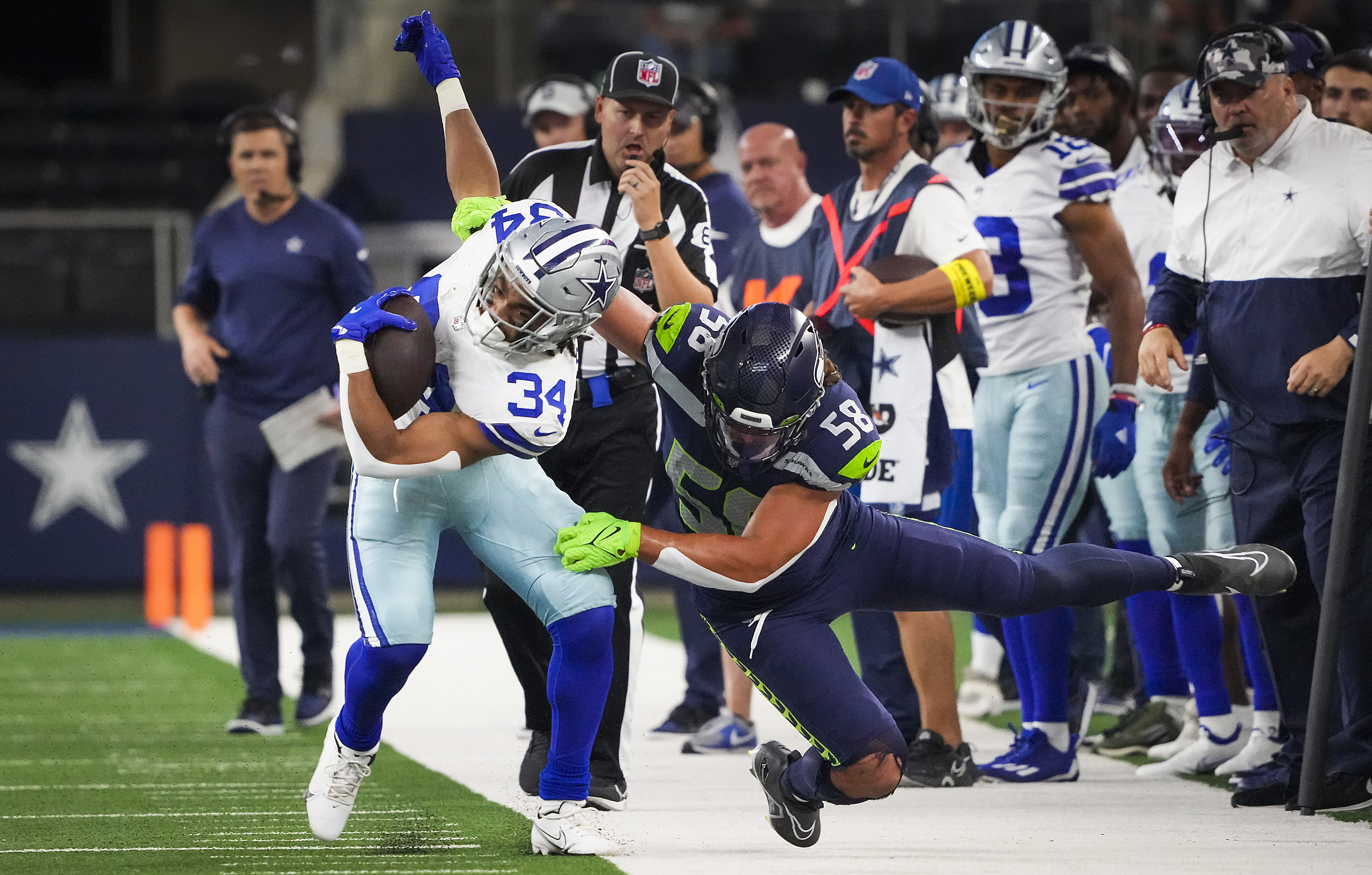 Dallas Cowboys running back Malik Davis (34) participates in drills at the  NFL football team's practice facility in Oxnard, Calif. Wednesday, Aug. 3,  2022. (AP Photo/Ashley Landis Stock Photo - Alamy