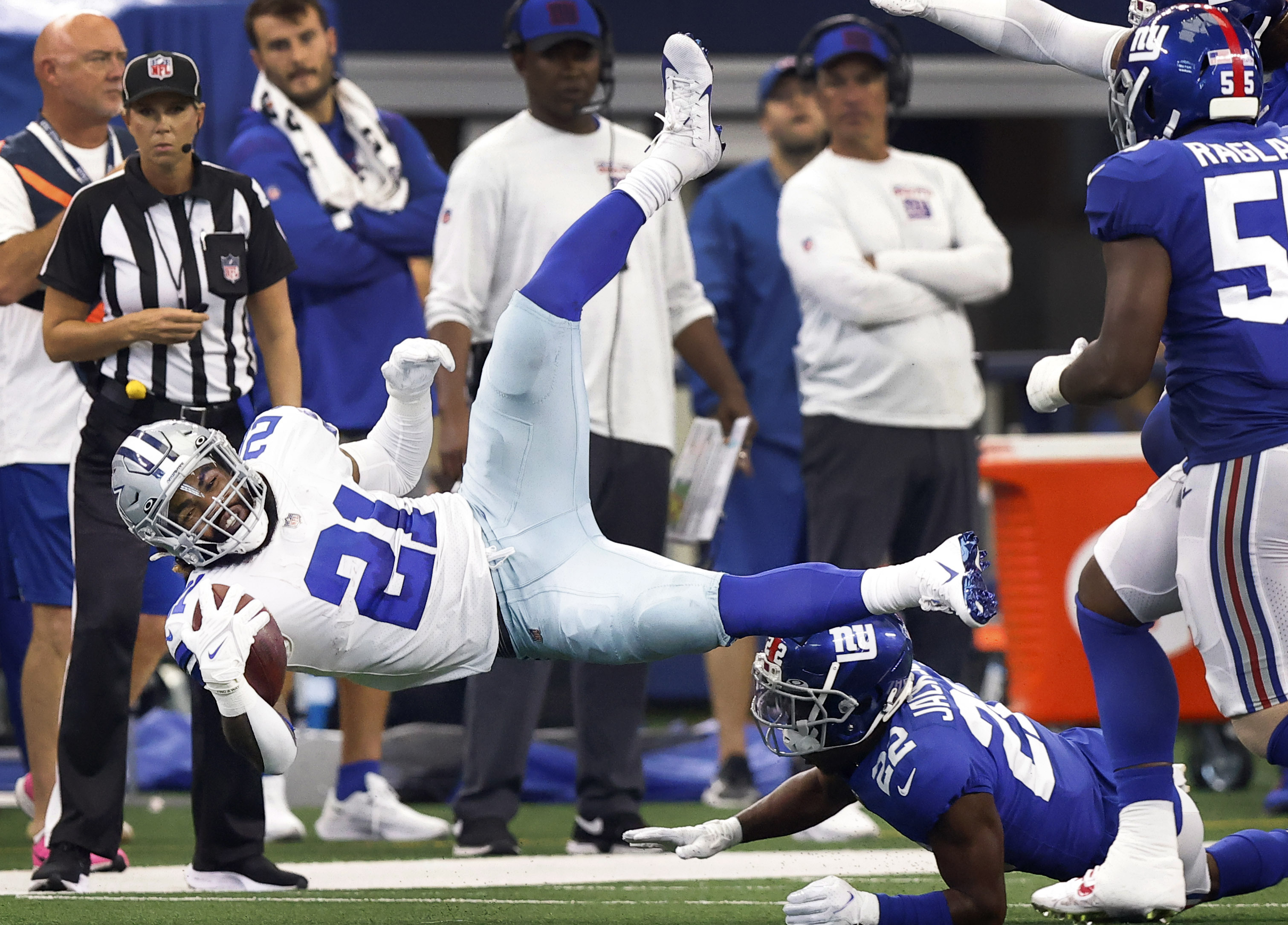 Dallas Cowboys wide receiver Dez Bryant (88) makes a great catch on the  sidelines as he is tackled by New York Giants cornerback Prince Amukamara  (20) inside the one yard line in