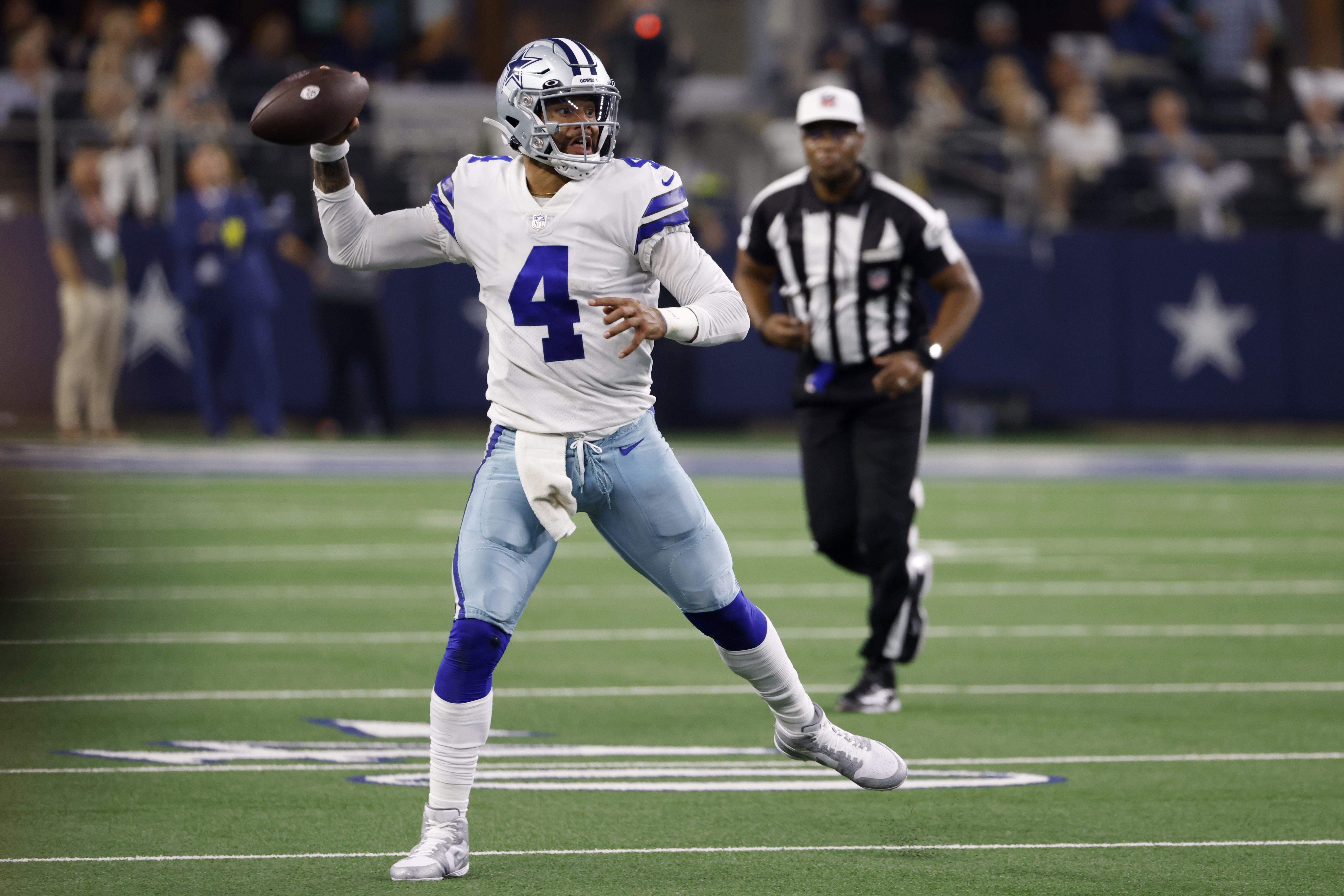 Fans de los Dallas Cowboys se graban quemando el jersey de Dak Prescott  tras la eliminación de su equipo - La Opinión