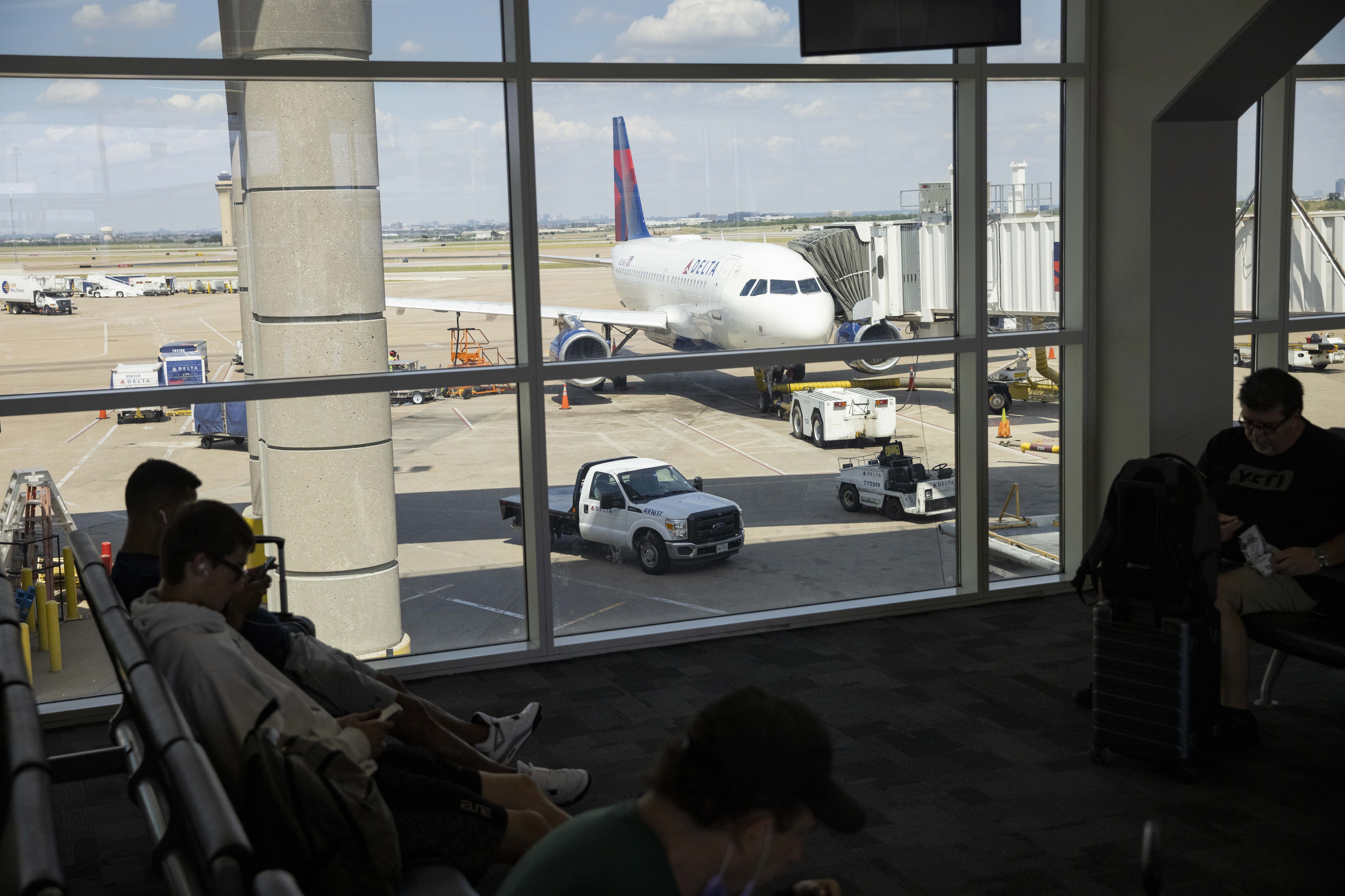 Buttigieg says DOT investigating why Delta Air Lines passengers