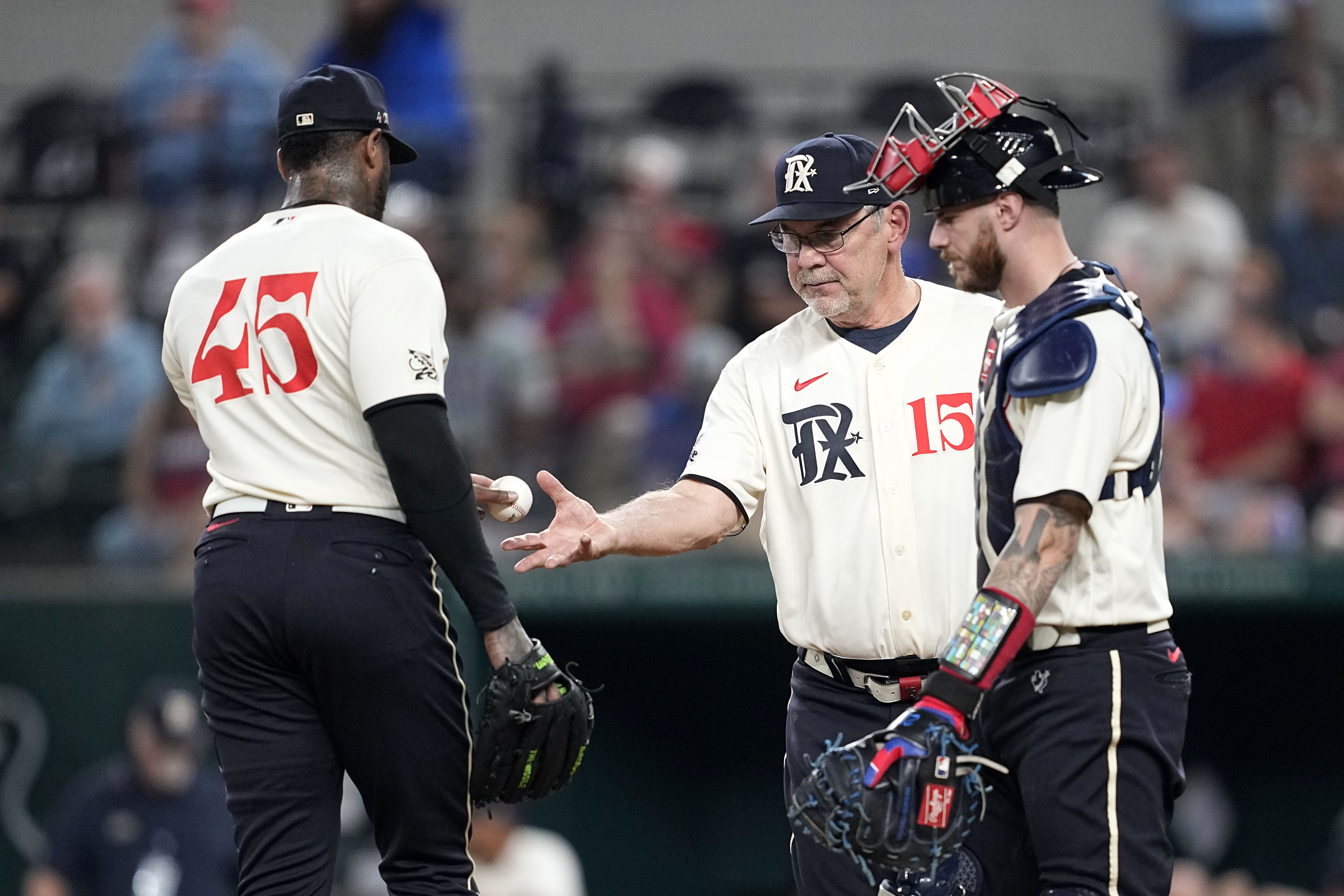 Twins lose to Rangers in extra innings