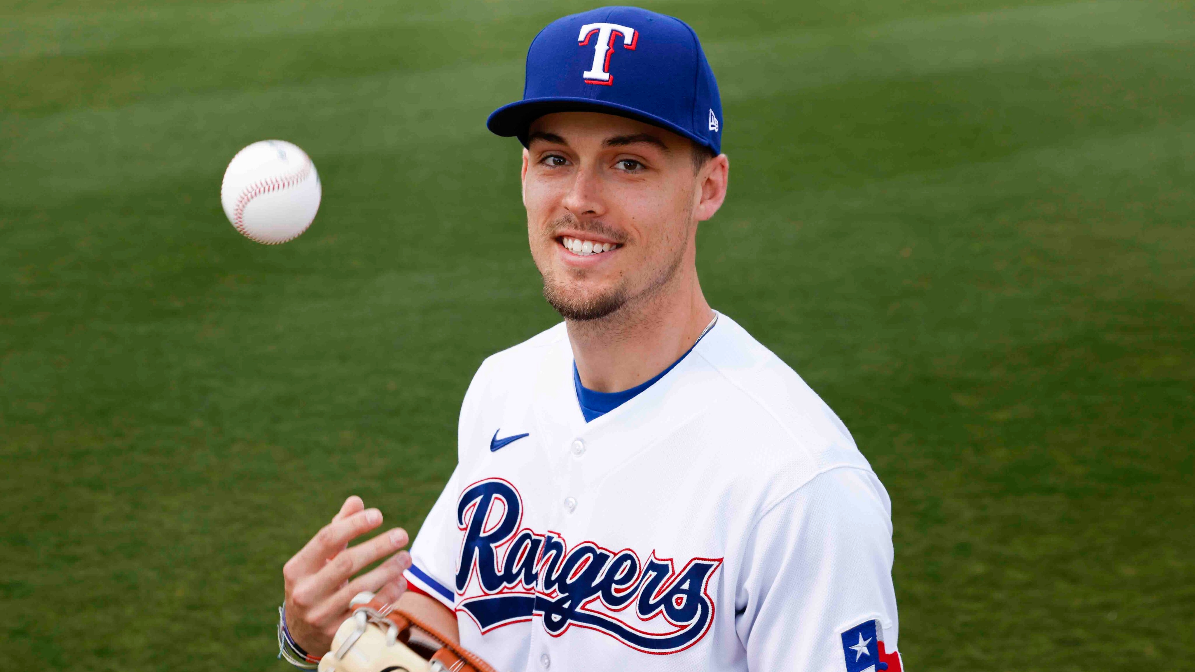 Carter hits 1st career home run for Rangers