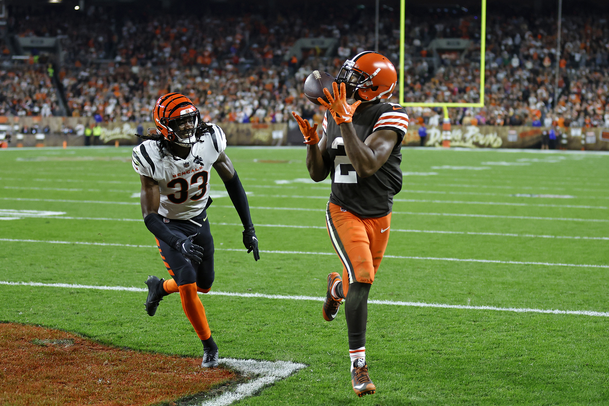 Browns' passing game trails the Bengals, but they can close the