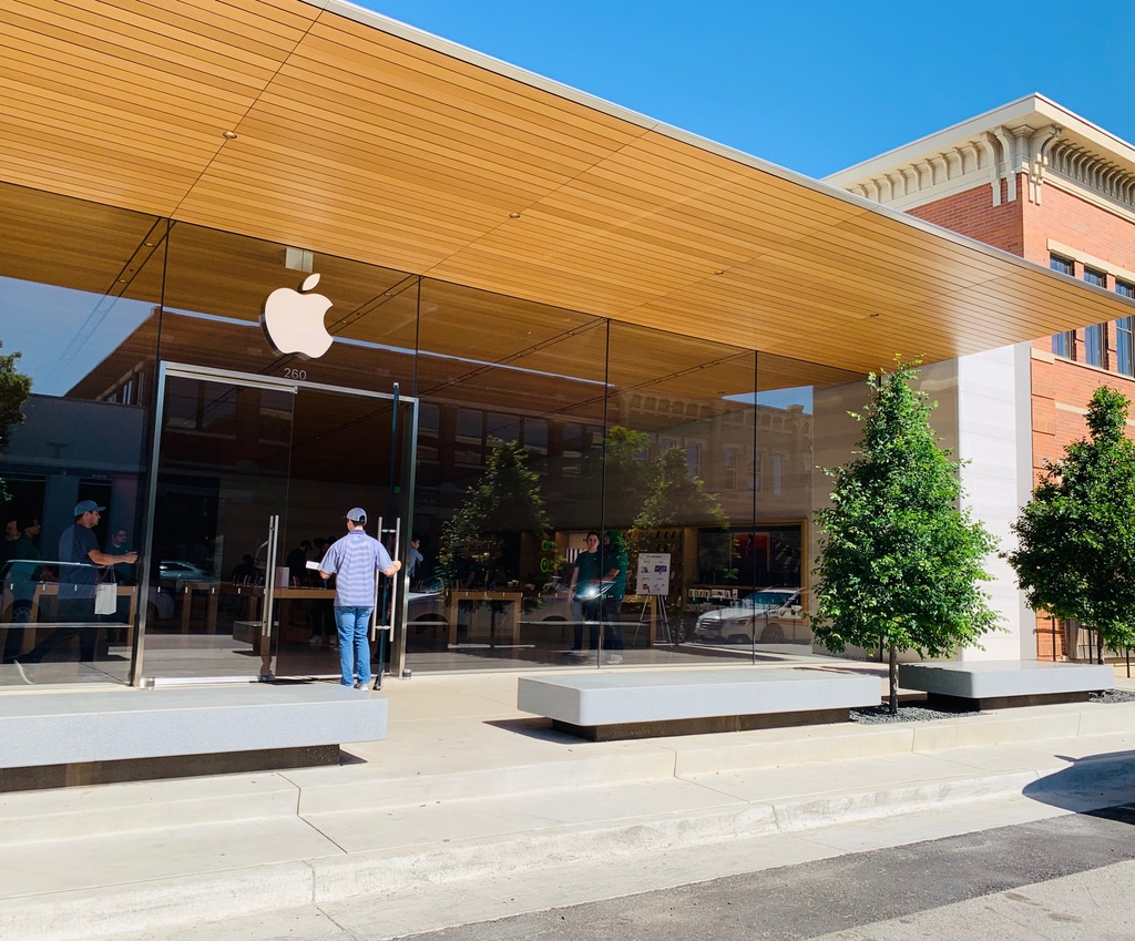 Apple closes its five North Texas retail stores for a second time