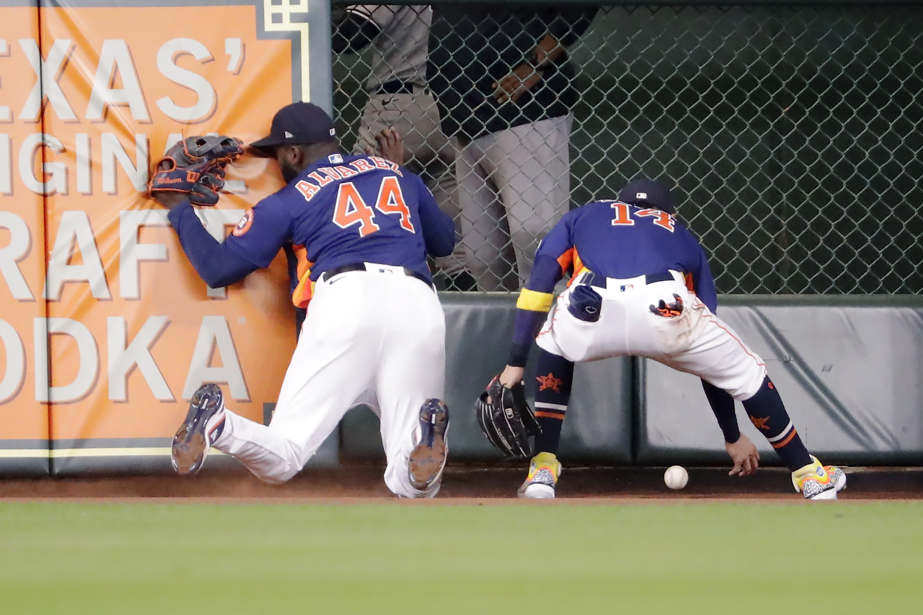 Astros swept by Yankees, tied for 2nd in AL West with Rangers prior