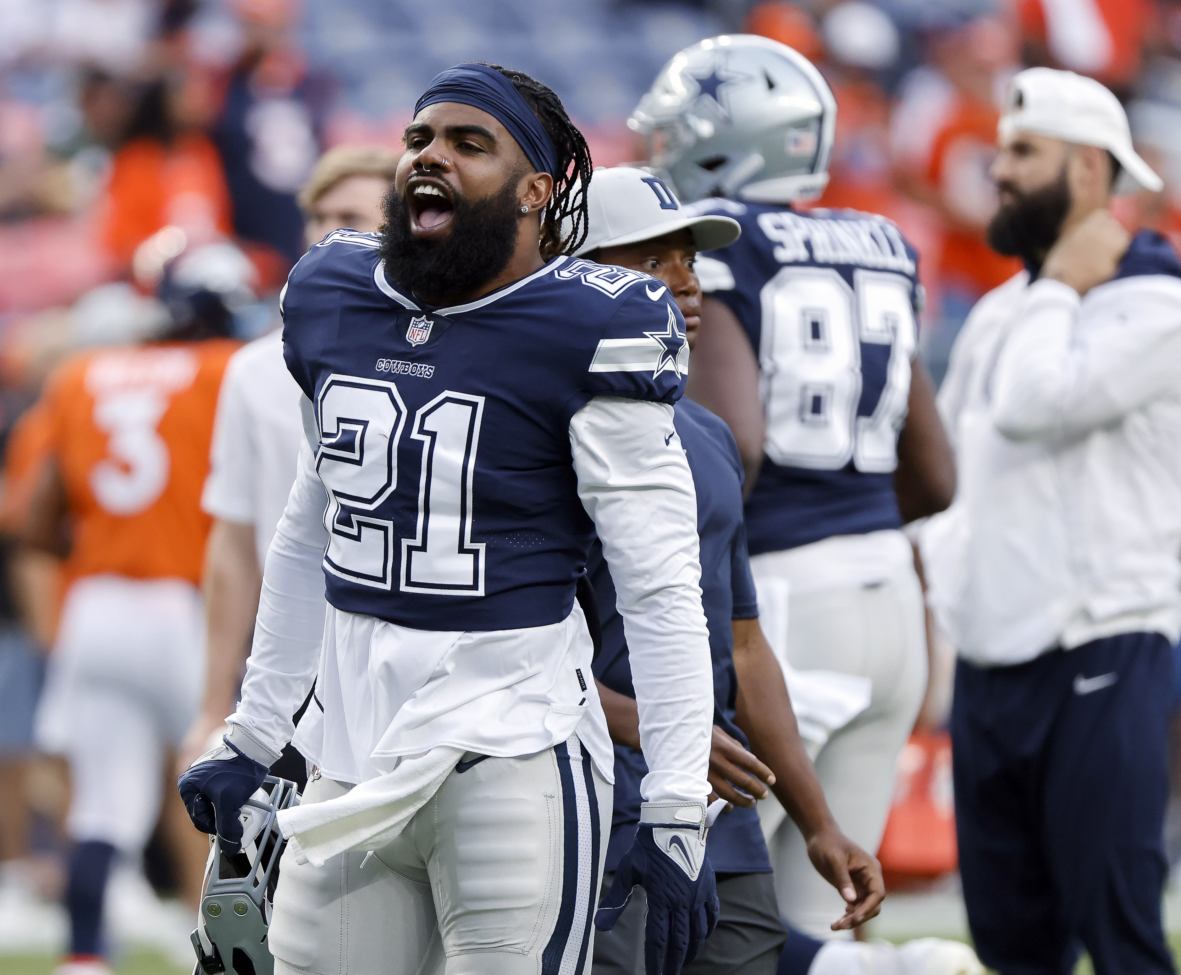 Cowboys notebook: DeMarcus Lawrence, Ezekiel Elliott injury