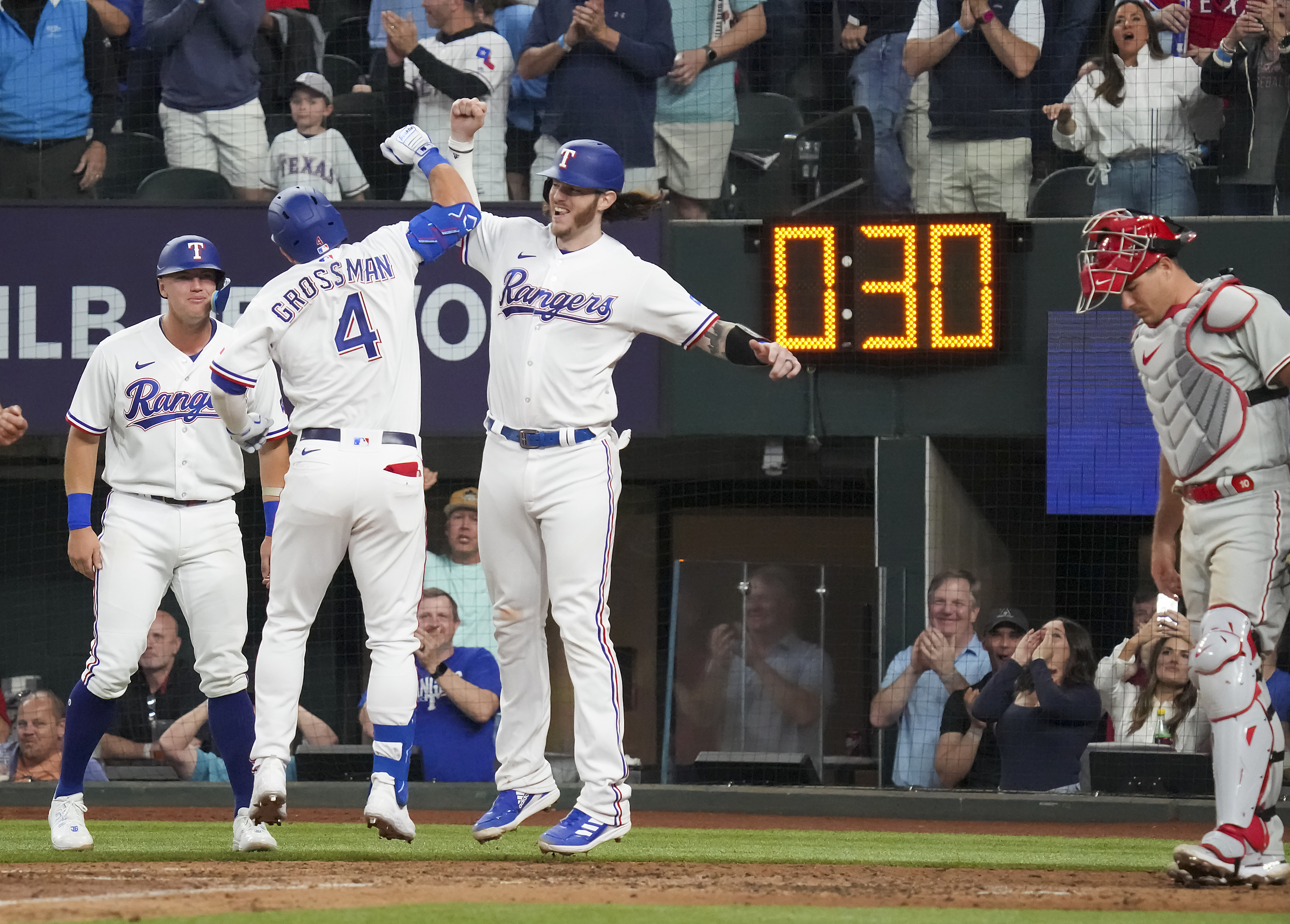 Jacob deGrom makes Rangers debut vs. Phillies