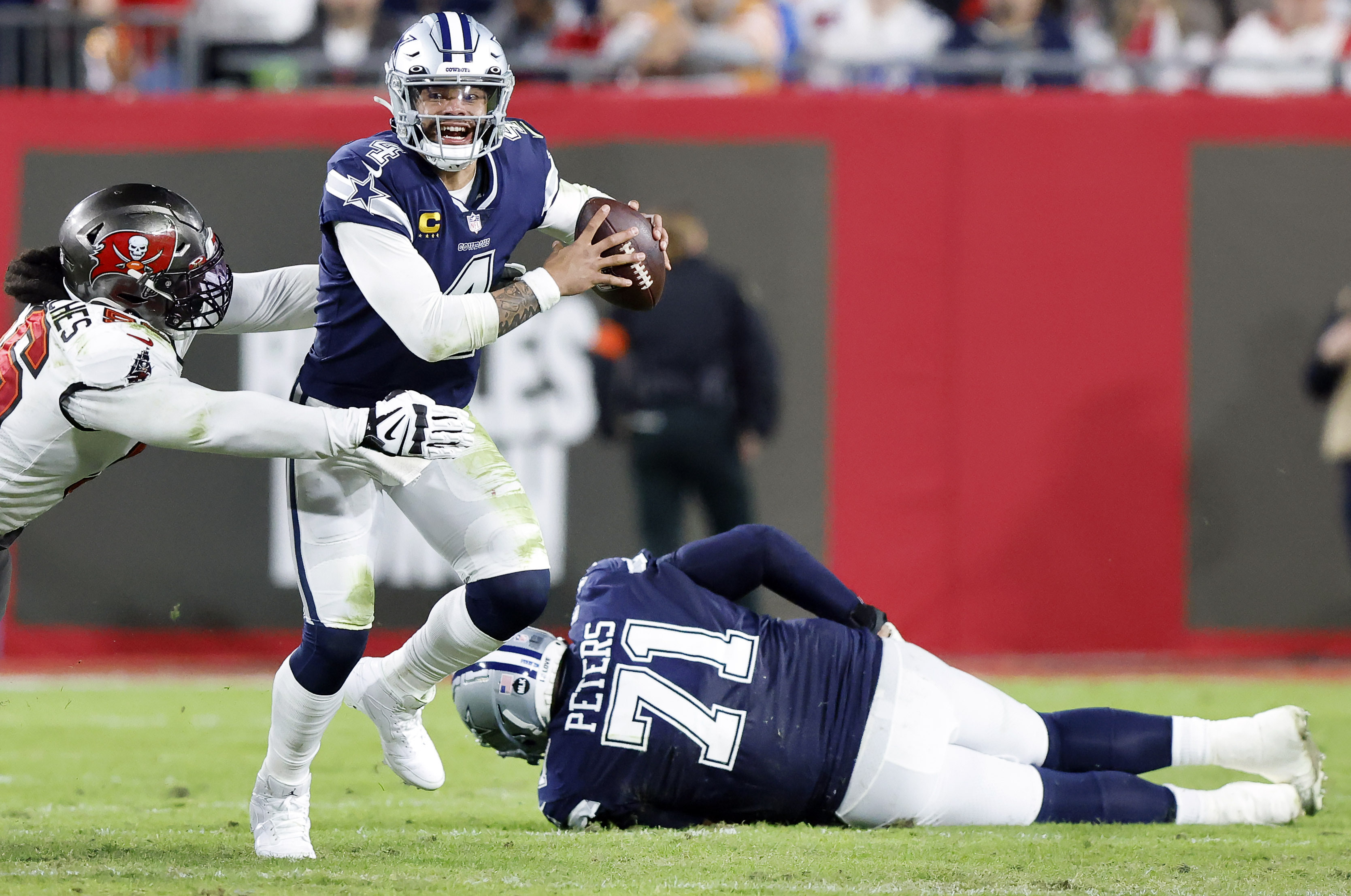 Cowboys LT Jason Peters checks out of game with hip injury