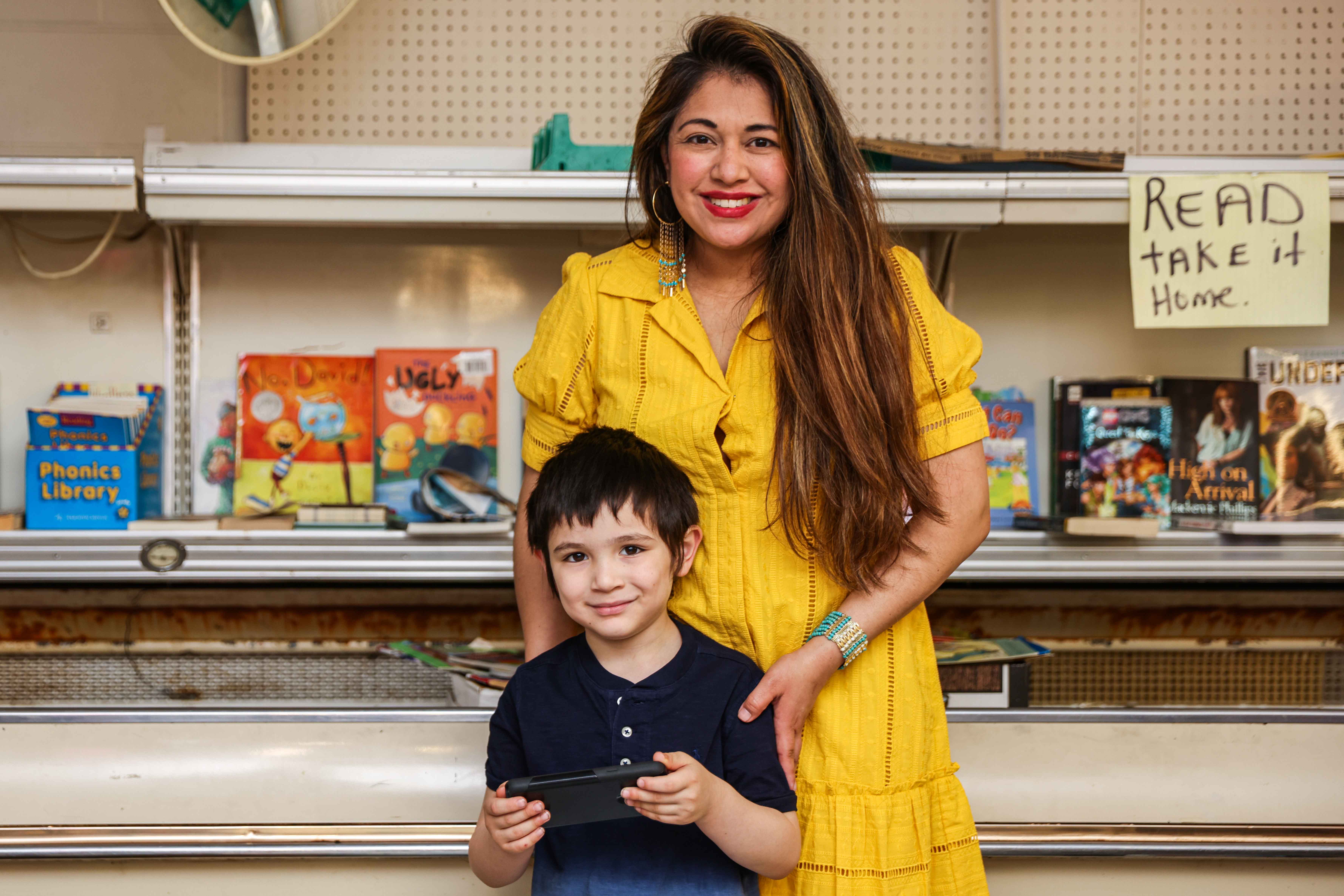 'We read every day': How a book nook at a South Dallas mini-mart ...