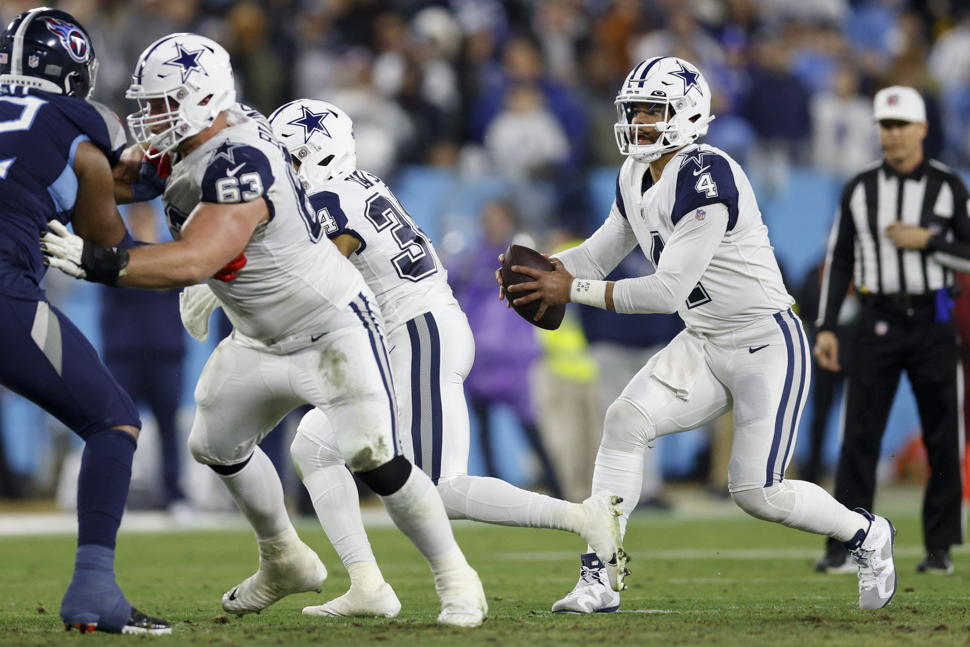 Cowboys star Micah Parsons wearing club on injured hand vs Titans