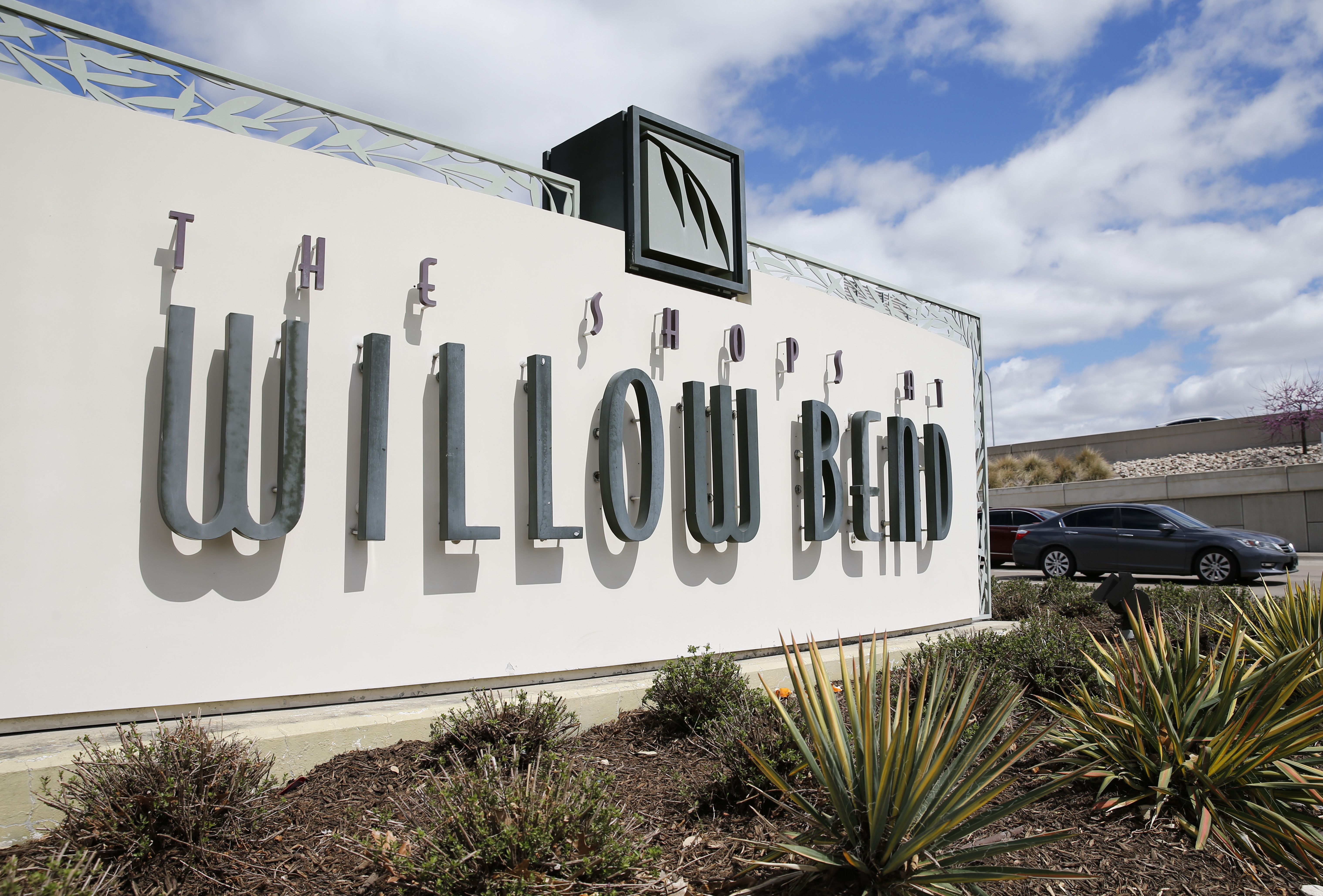 Plano's Shops at Willow Bend makes its stores' racks searchable online