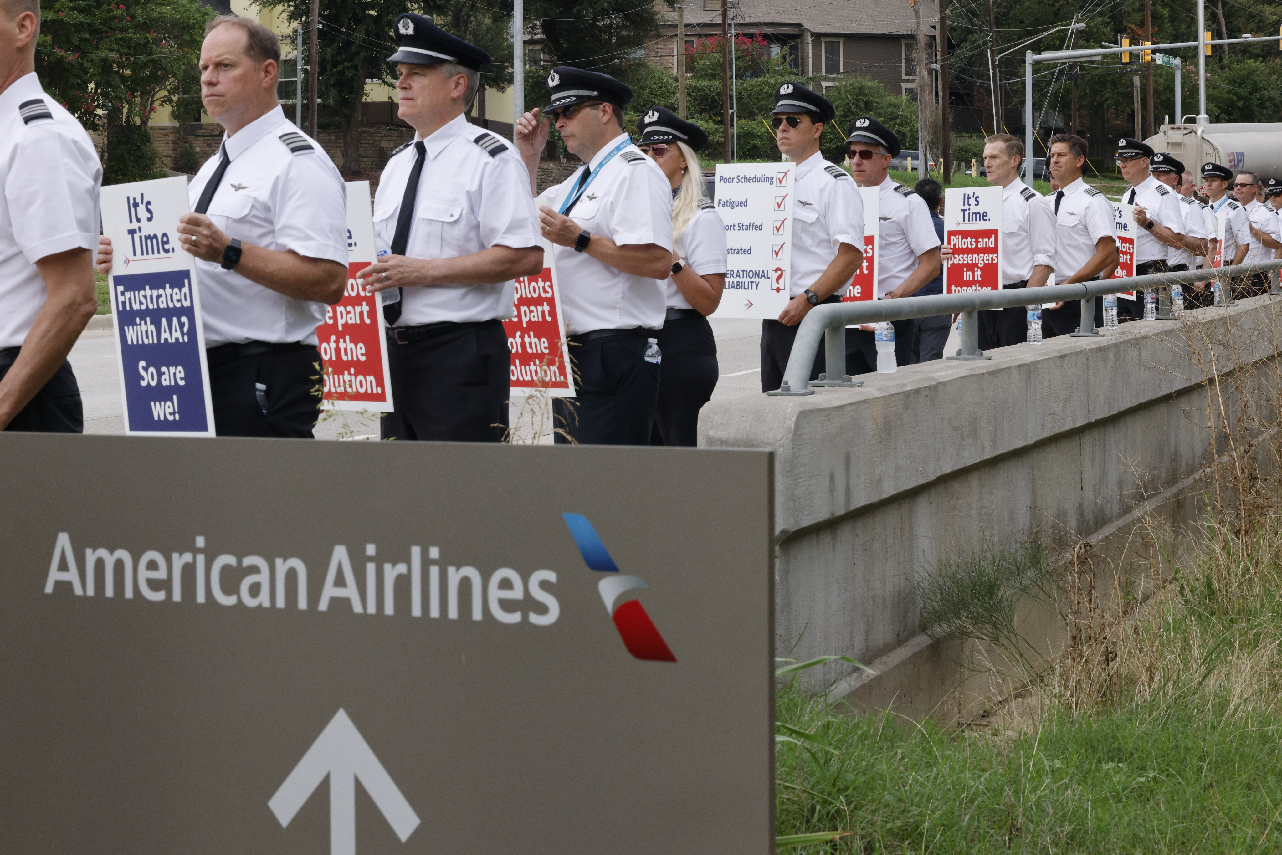 American Airlines pilots recommend you fly Delta or United