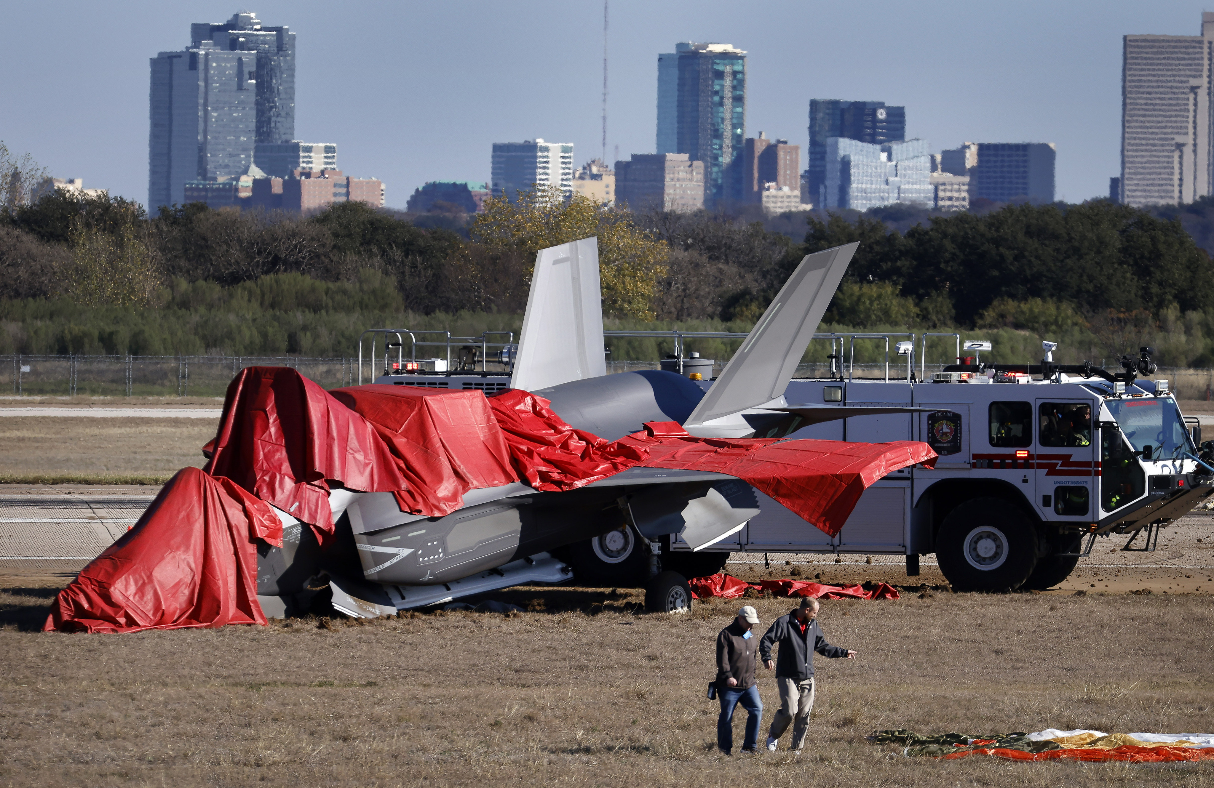 Video shows pilot ejecting from F-35 military jet, making crash landing in  Fort Worth