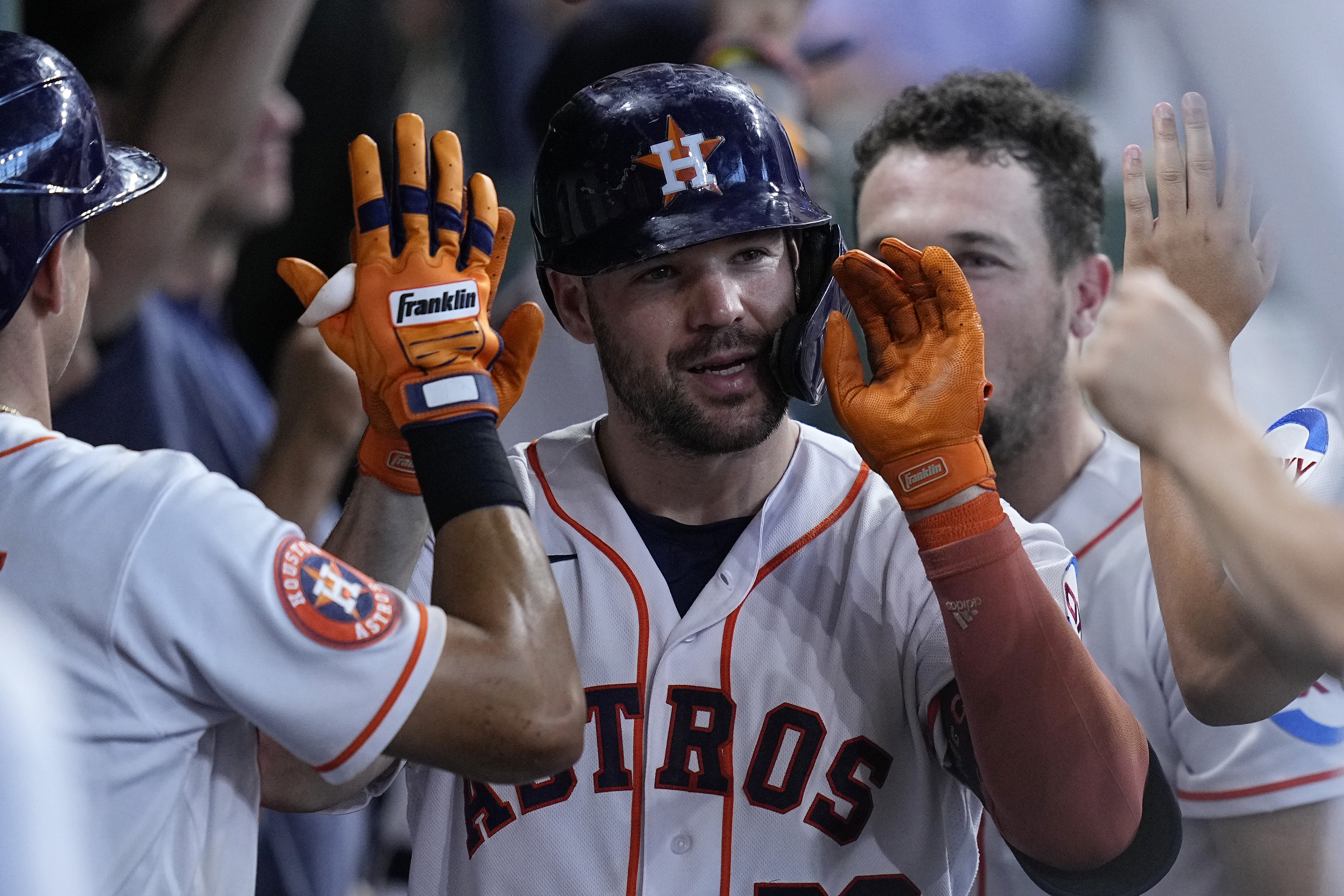 Astros swept by Yankees, tied for 2nd in AL West with Rangers