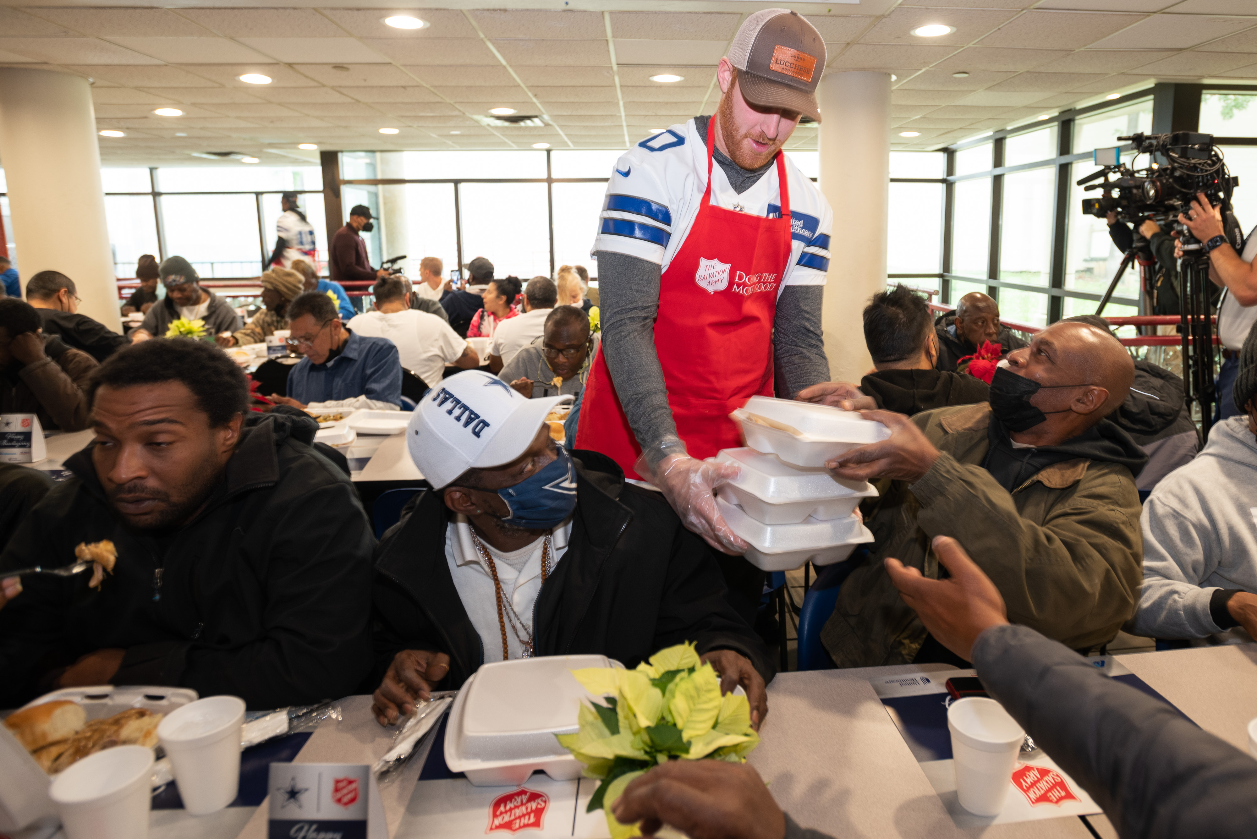 Dallas Cowboys serve Thanksgiving meals at Salvation Army