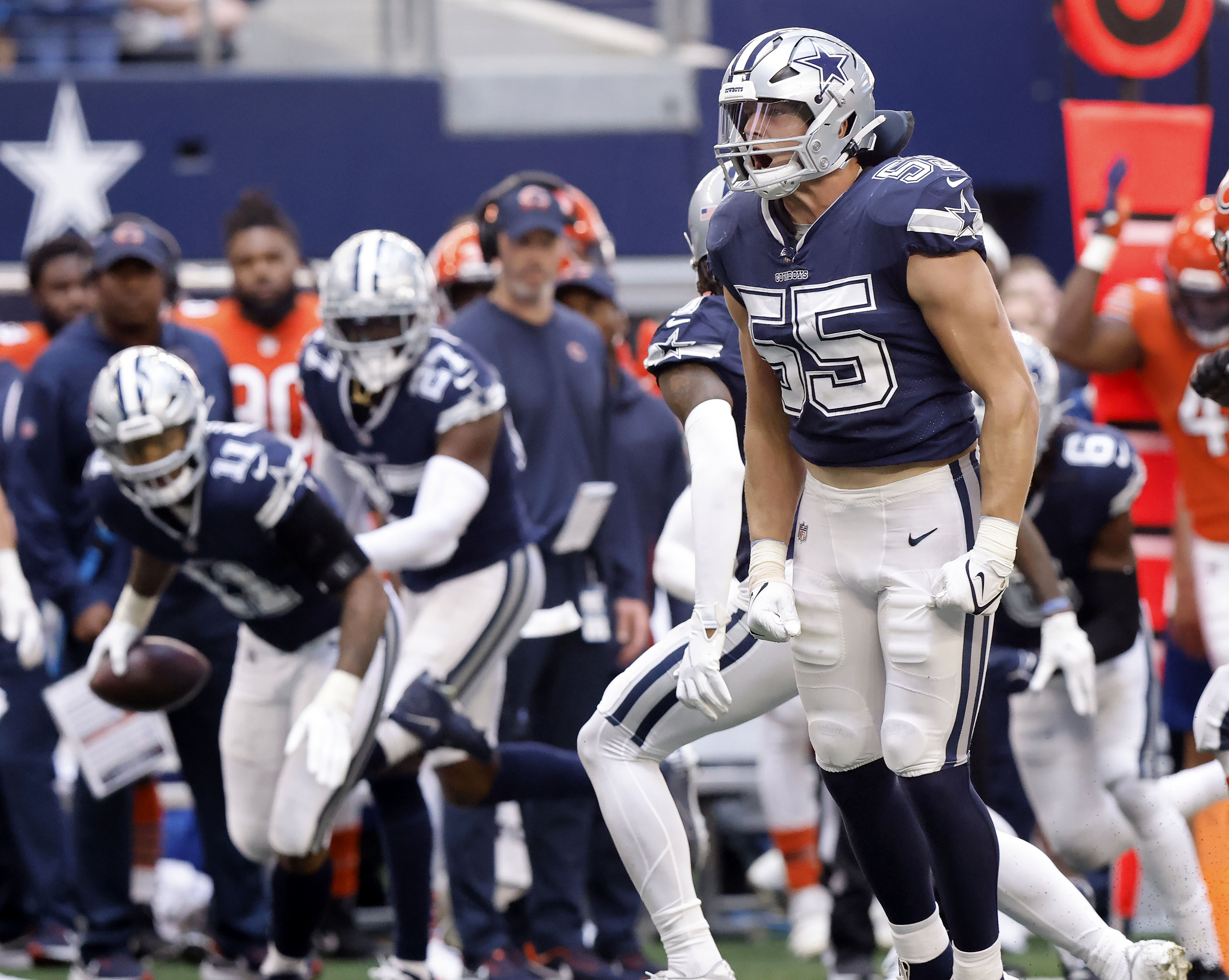 Why does Cowboys LB Leighton Vander Esch wear a neck roll with his uniform?