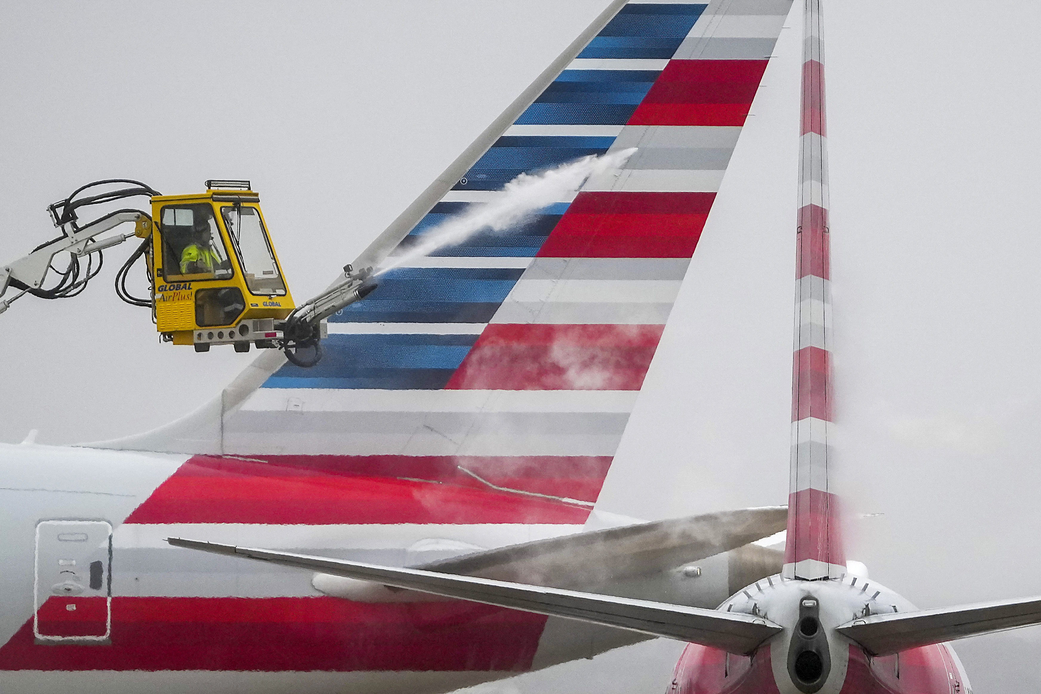 Flight cancellation tally nears 2 500 for the week at DFW Airport