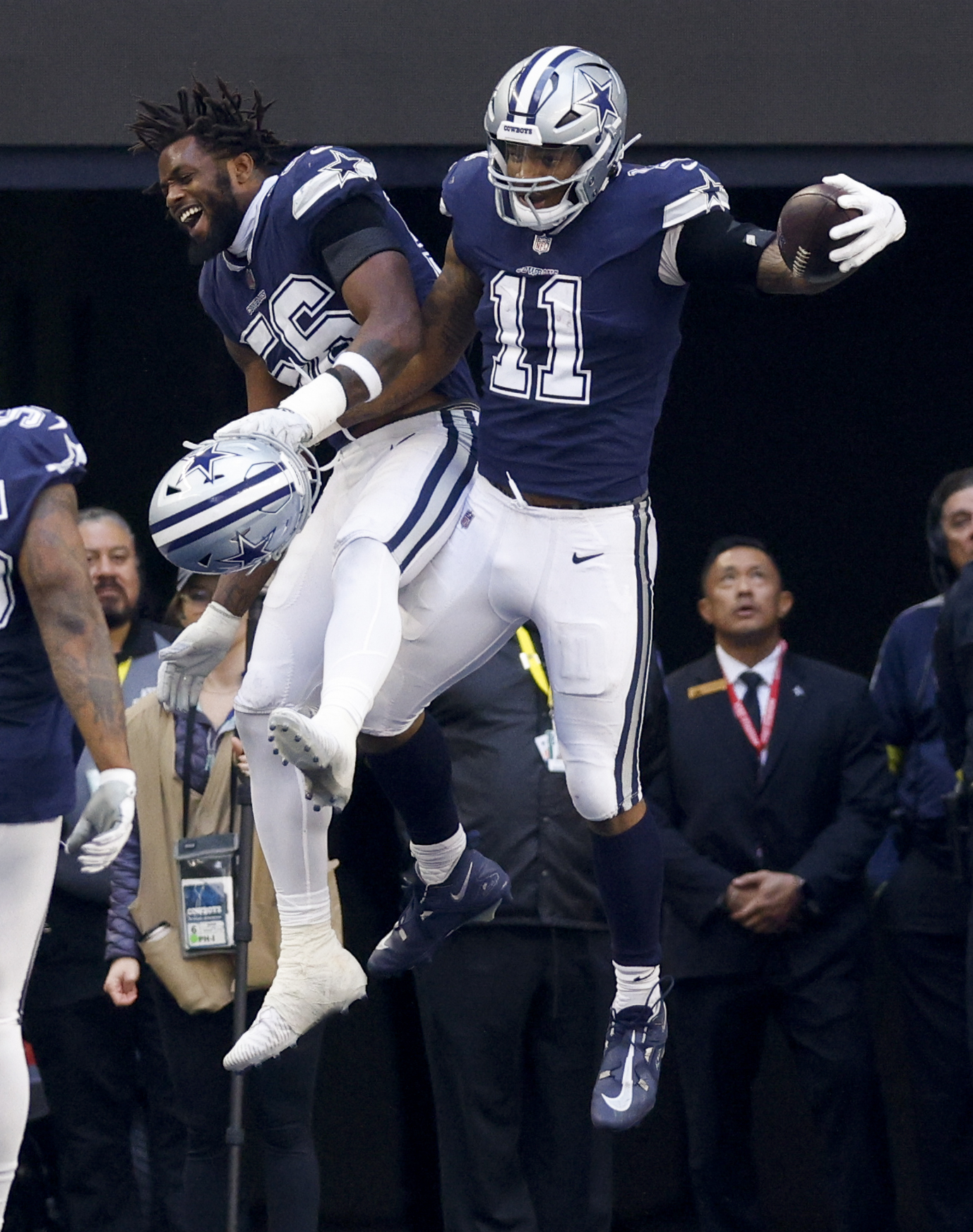 LOOK: Cowboys' Micah Parsons shows off athleticism on wild fumble return  for TD against Bears 