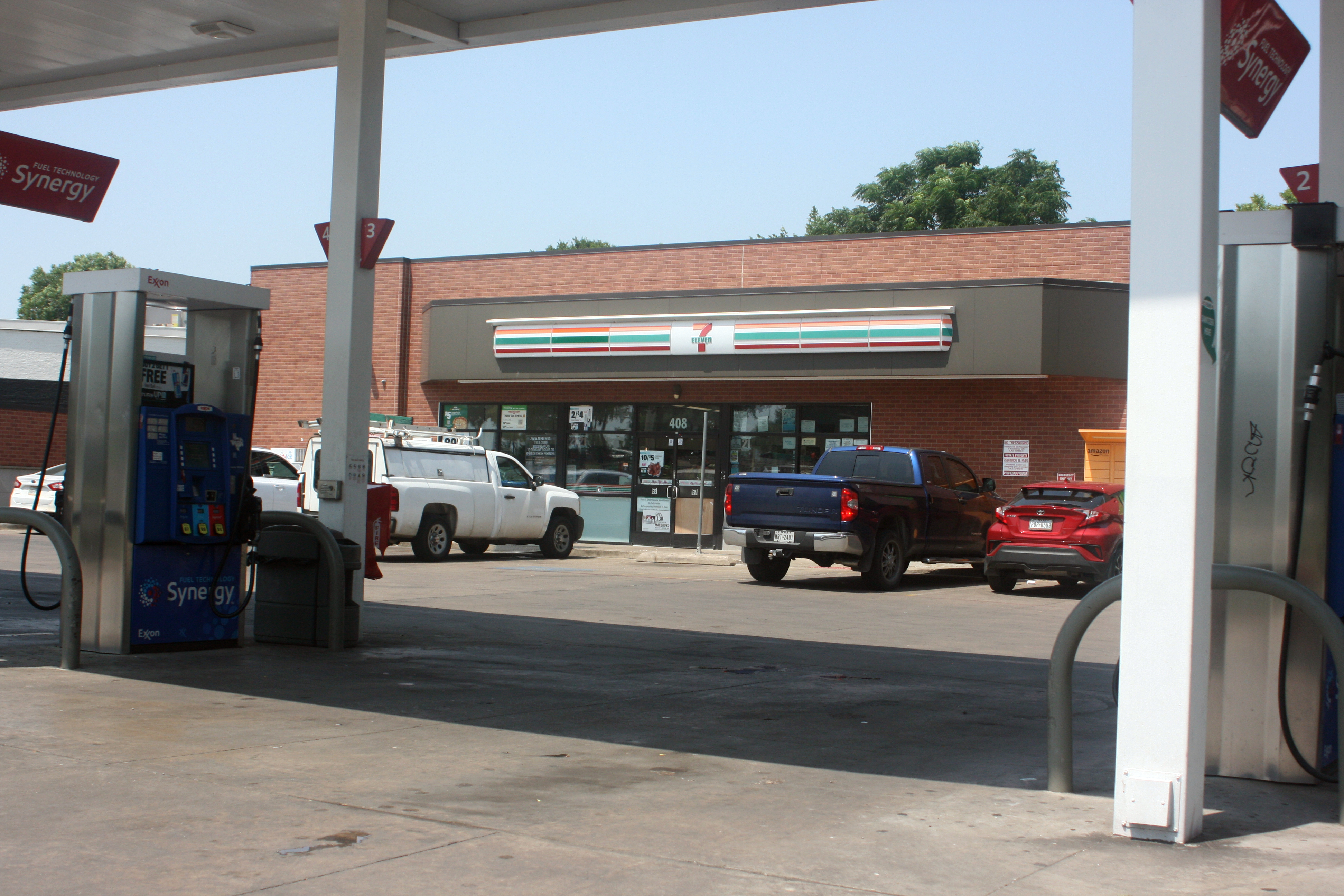 Suspect at large after deadly shooting at 7-Eleven in Oak Cliff