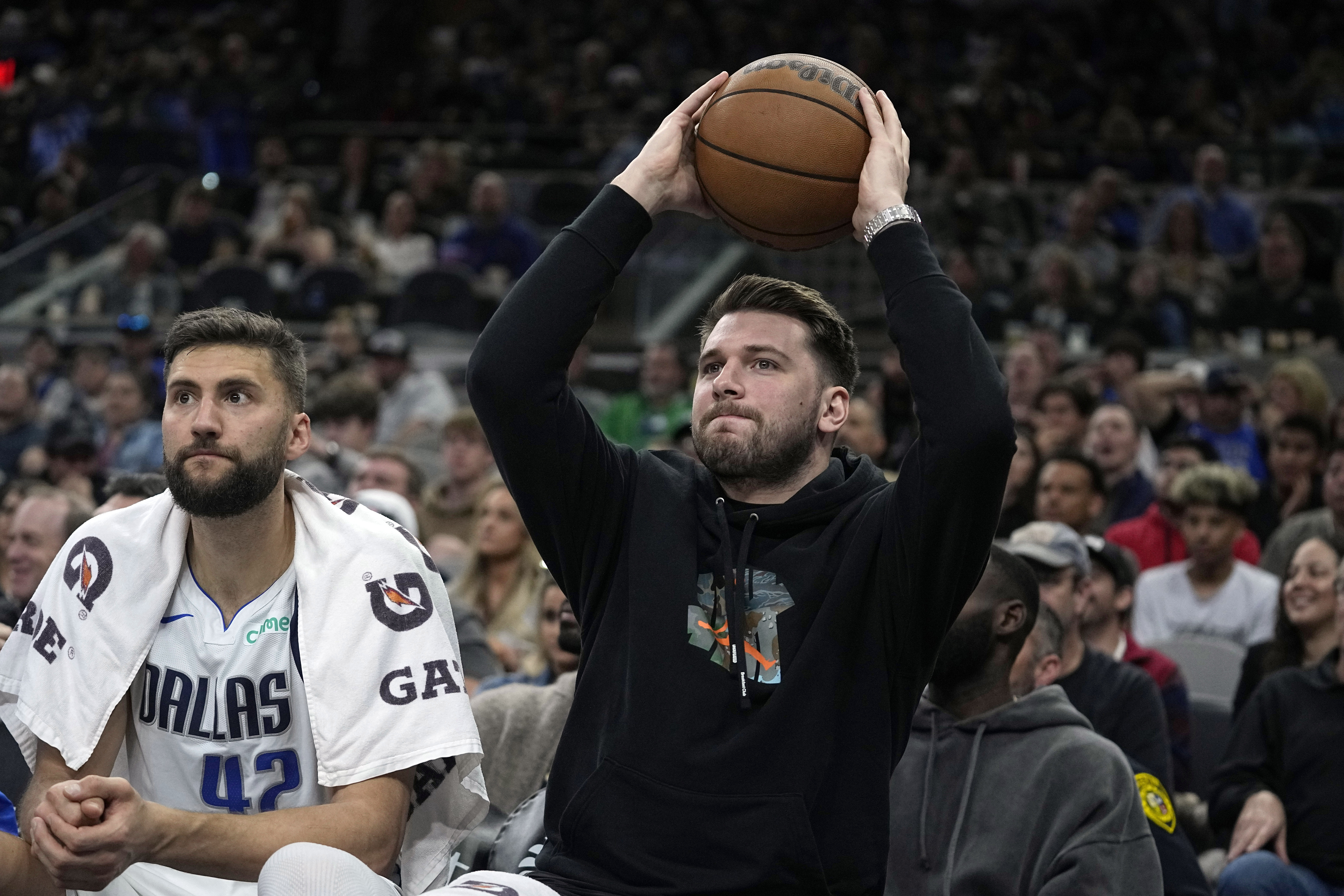Legend of Luka grows: Doncic takes over late in Mavs win