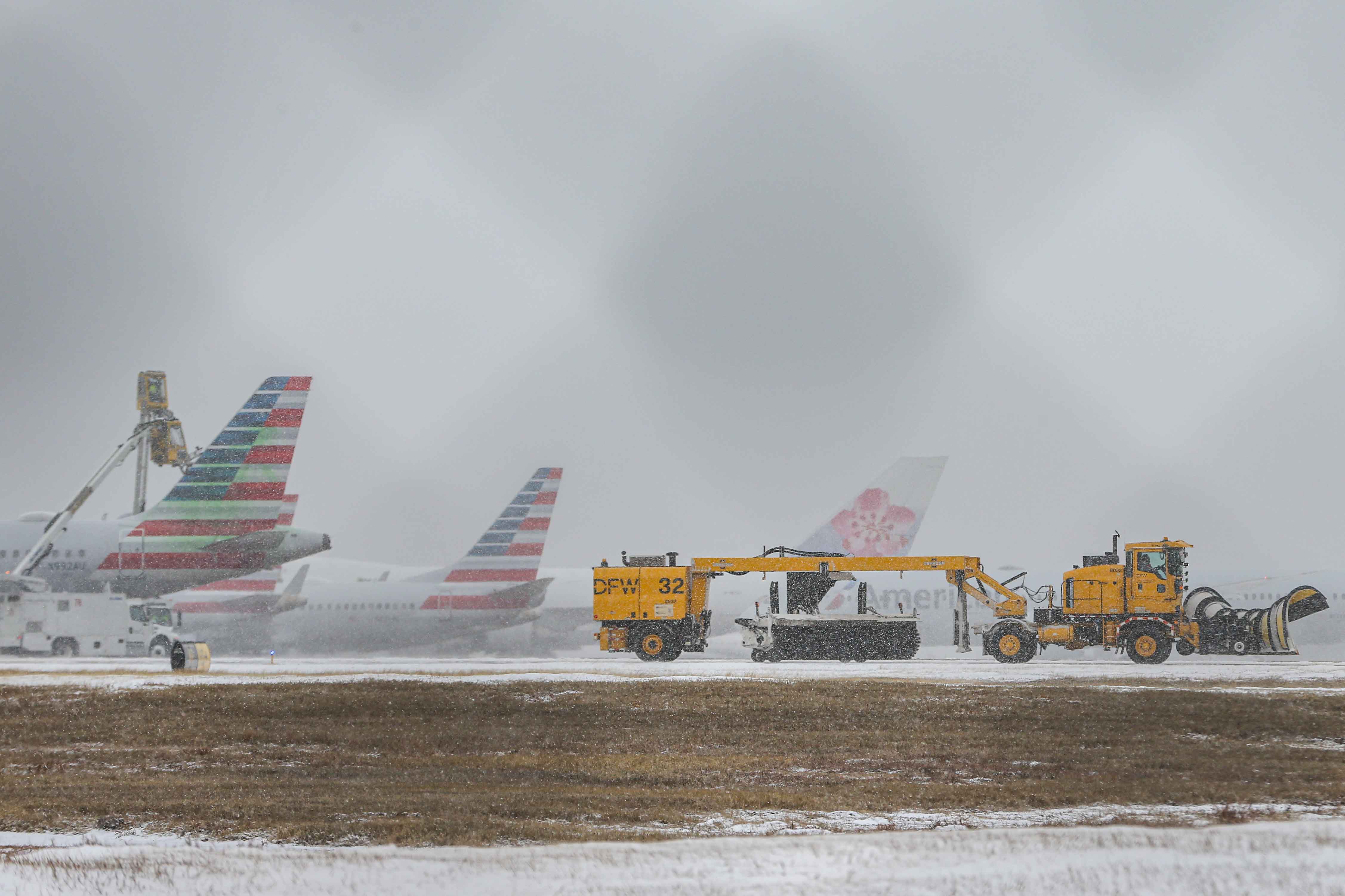 Hundreds more flights canceled through Wednesday at DFW Airport