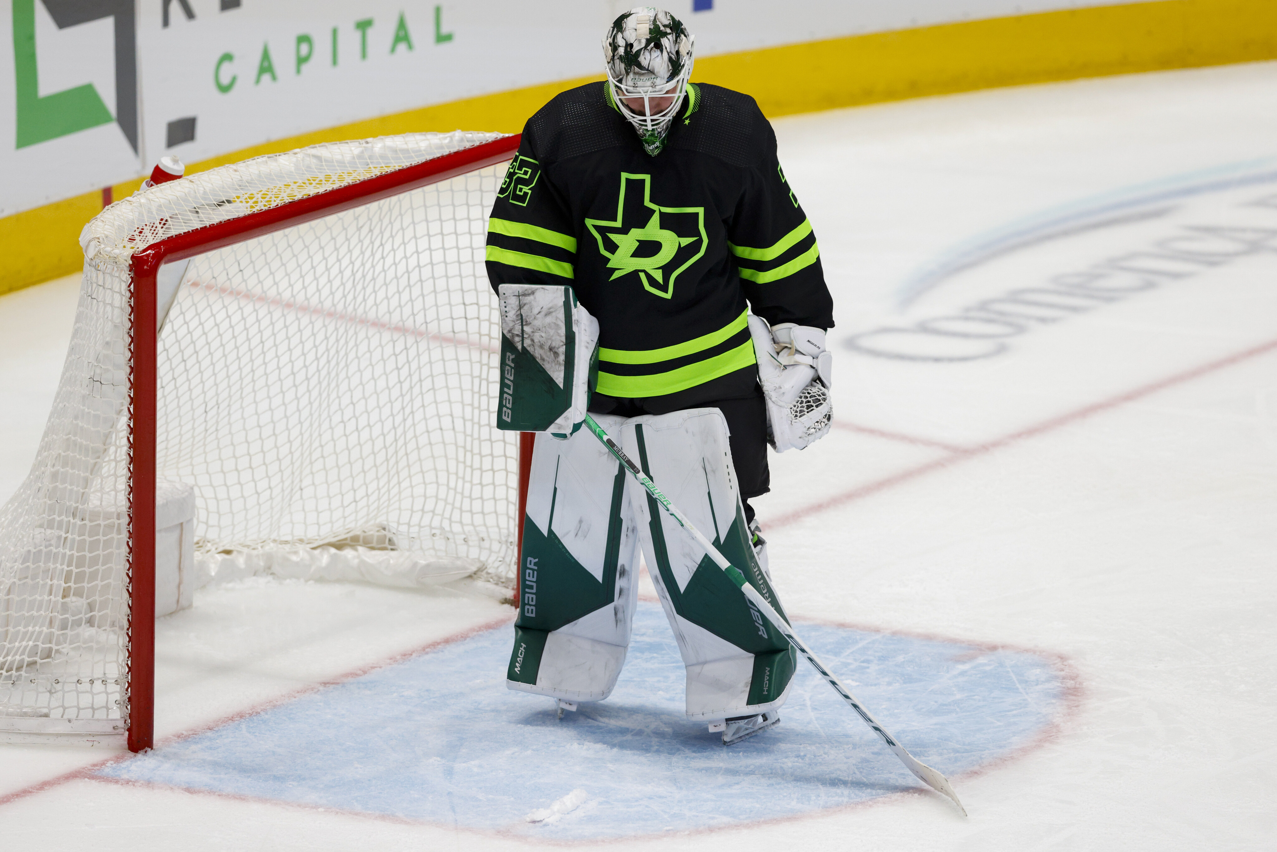 Dallas Stars goaltender Jake Oettinger drops to his pads but