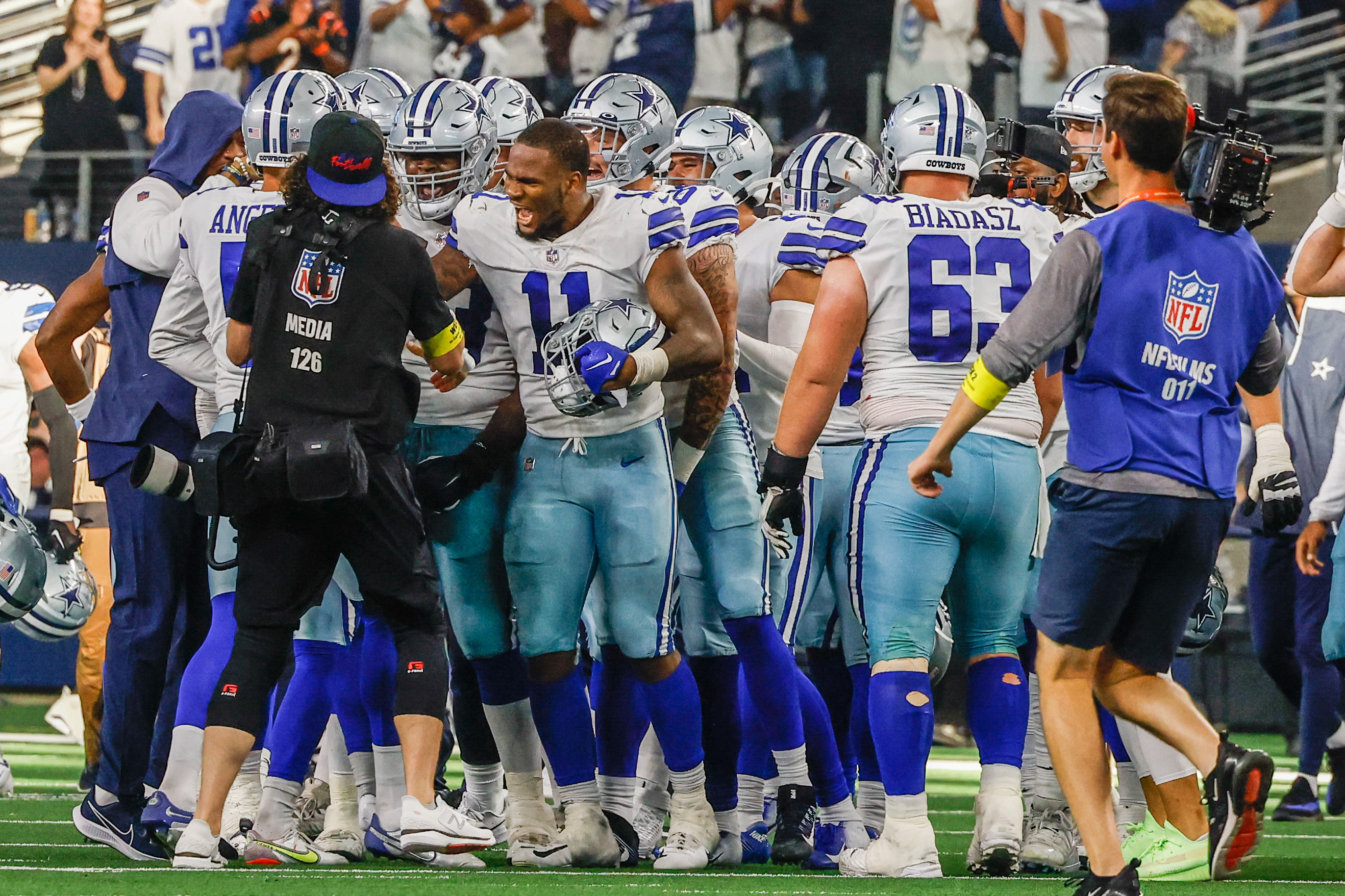 Dallas Cowboys Fan Rides Through Walmart on a Horse After Win