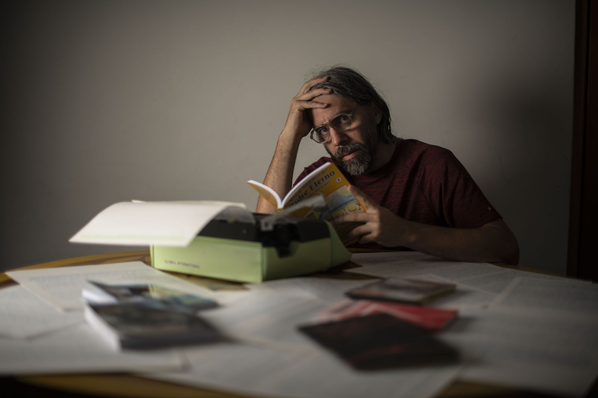 El proyecto de huanchaco que ha adquirido el Museo Reina Sofía incluye 50 hojas hechas en máquina de escribir con tinta azul, una partitura sonora dibujada y el video de la ejecución a modo de ritual.
