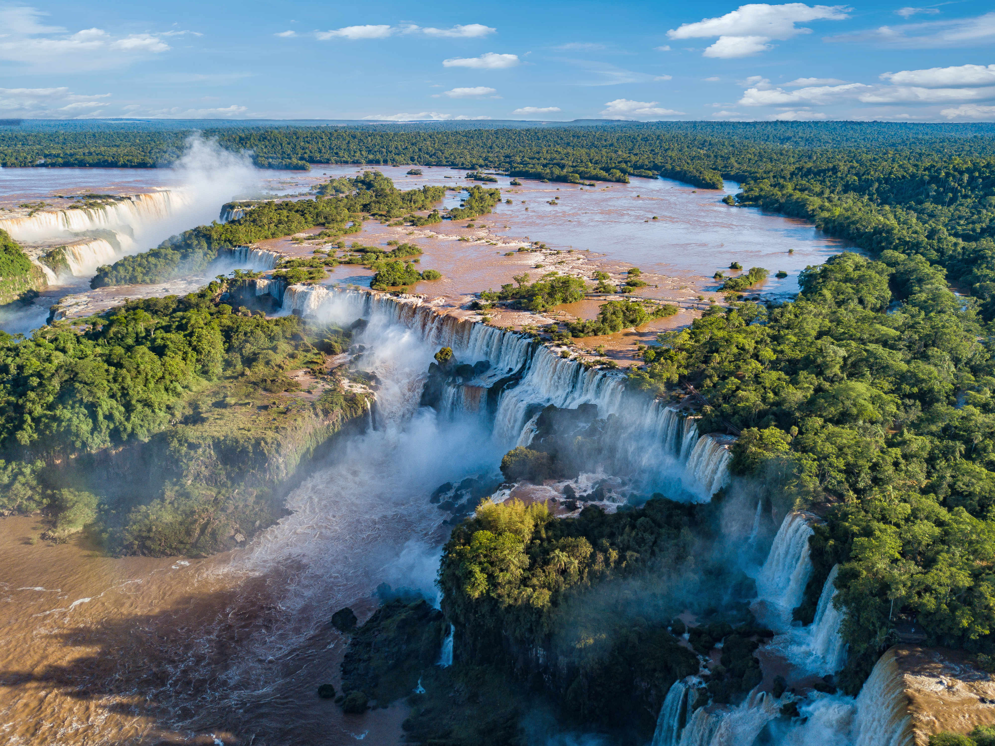 Desde el lado argentino, la Garganta del diablo se puede ver muy cerca gracias a un mirador y unas pasarelas habilitados para los visitantes. Este circuito, cerrado desde octubre por daños ocasionados debido a la crecida del río, acaba de reabrir. (Foto: iStock)